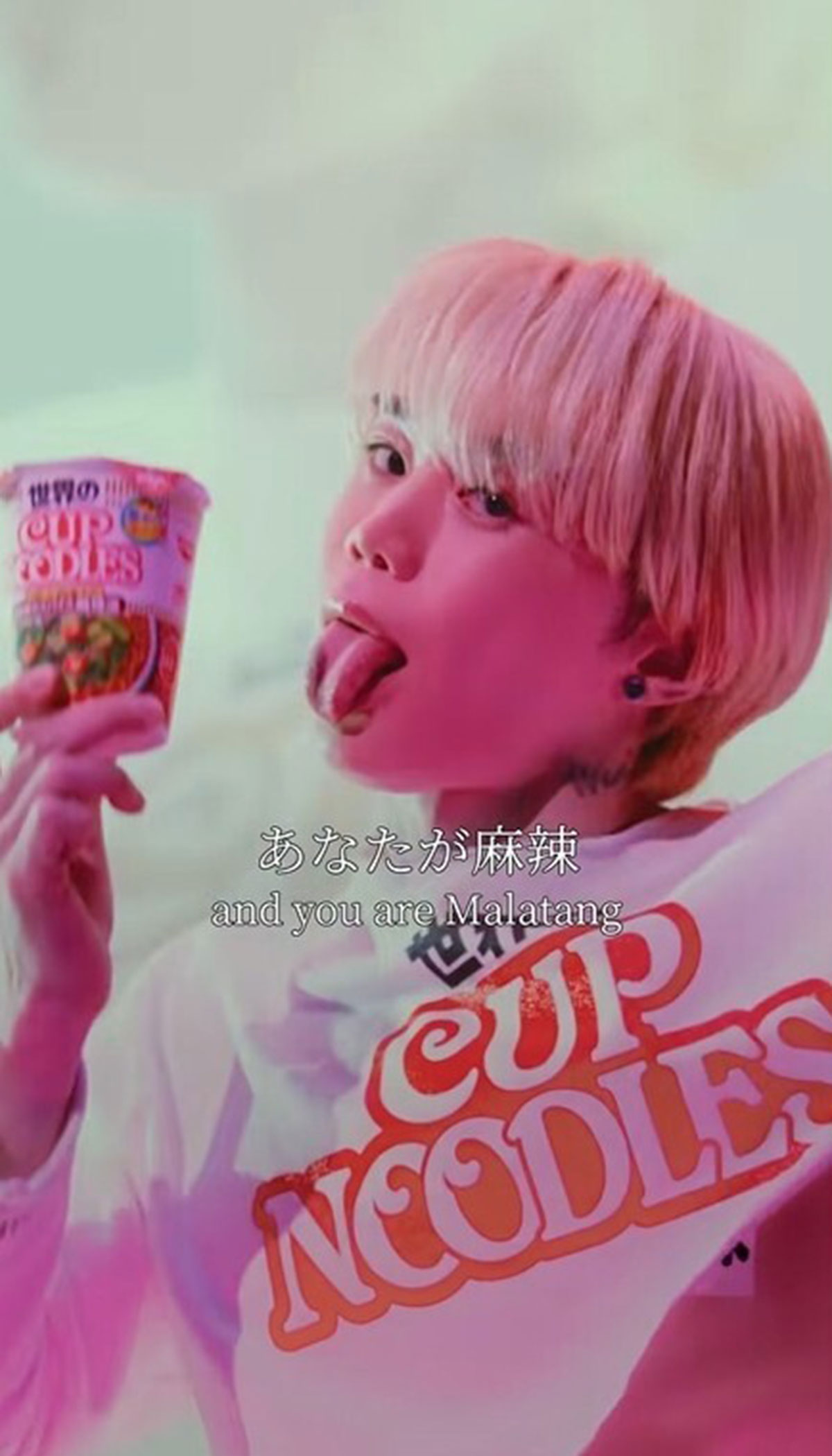 SHIROSEが舌を出してアピールする「カップヌードル 14種のスパイス麻辣湯」のCM。多くの批判の声があがっている（画像・YouTube「日清食品グループ公式チャンネル」より）