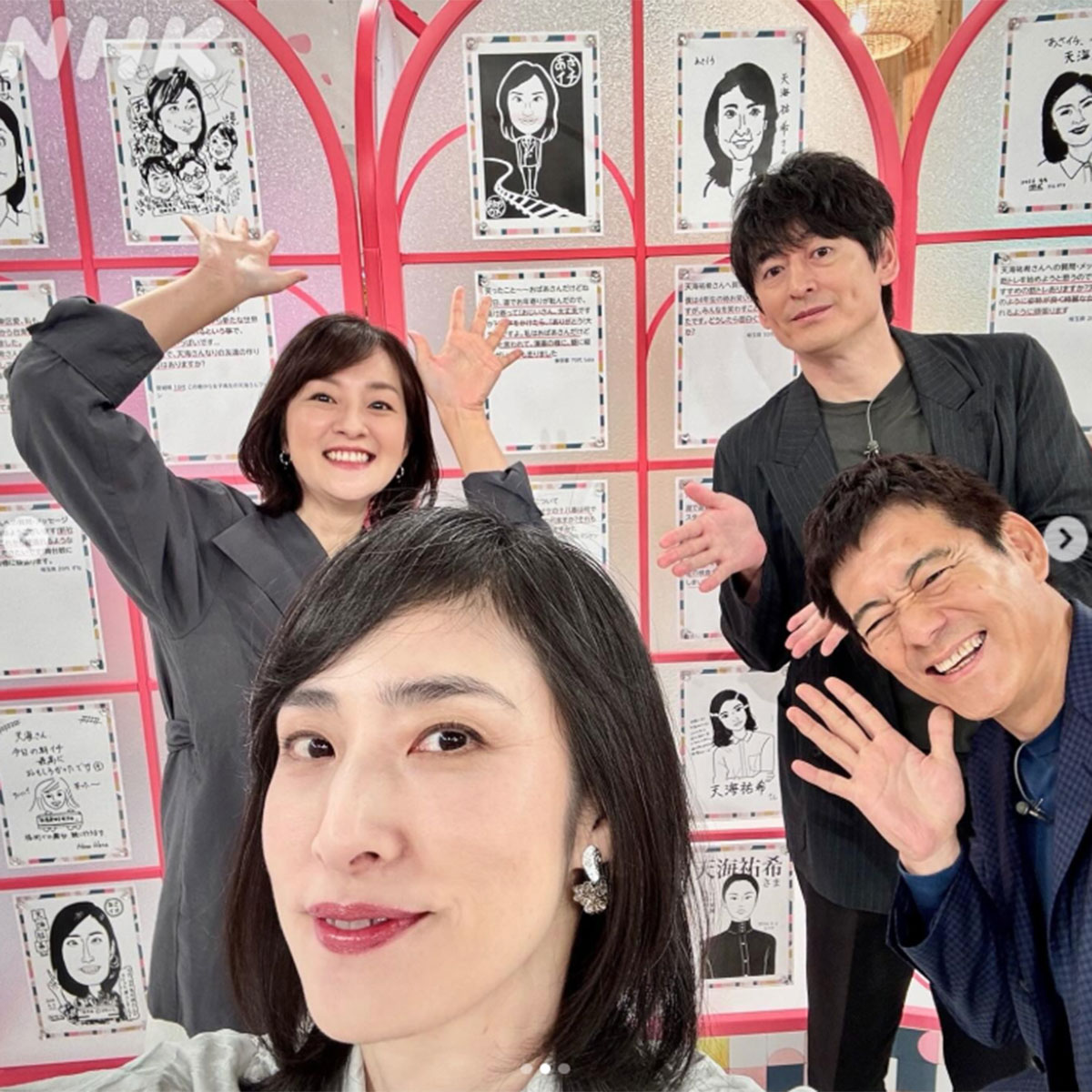 『あさイチ』（NHK）公式Instagramより。手前側に写る天海祐希の髪には、よく見ると、ところどころ白髪が混ざっている