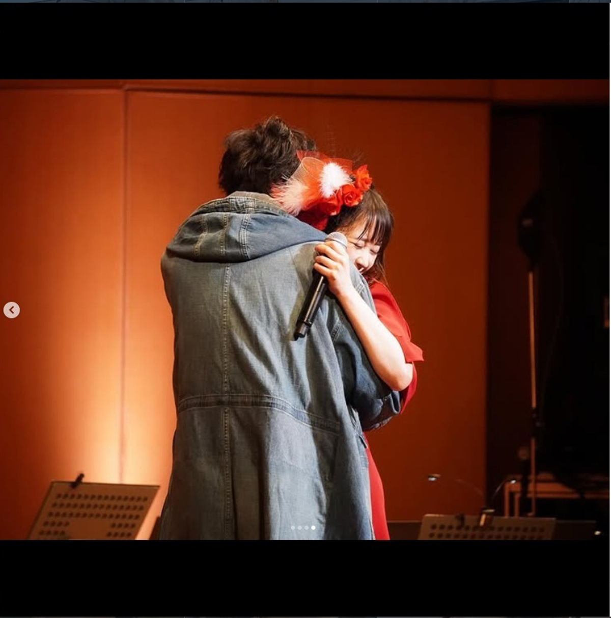 佐藤健に抱きつく大原櫻子。人との距離が近いという（写真・本人のInstagramより）