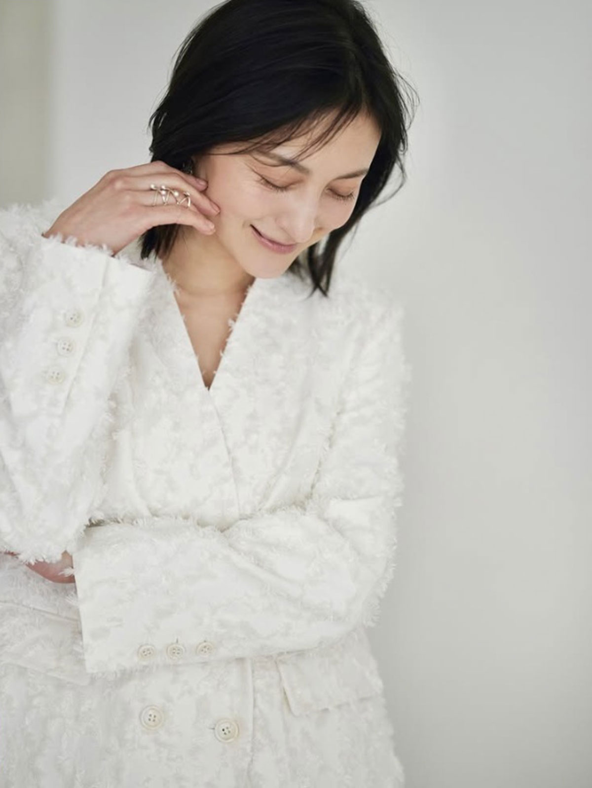 広末涼子が1年ぶりにInstagramを更新した。純白ジャケットと痩せたように見える頬に注目が集まっている（写真・本人Instagramより）