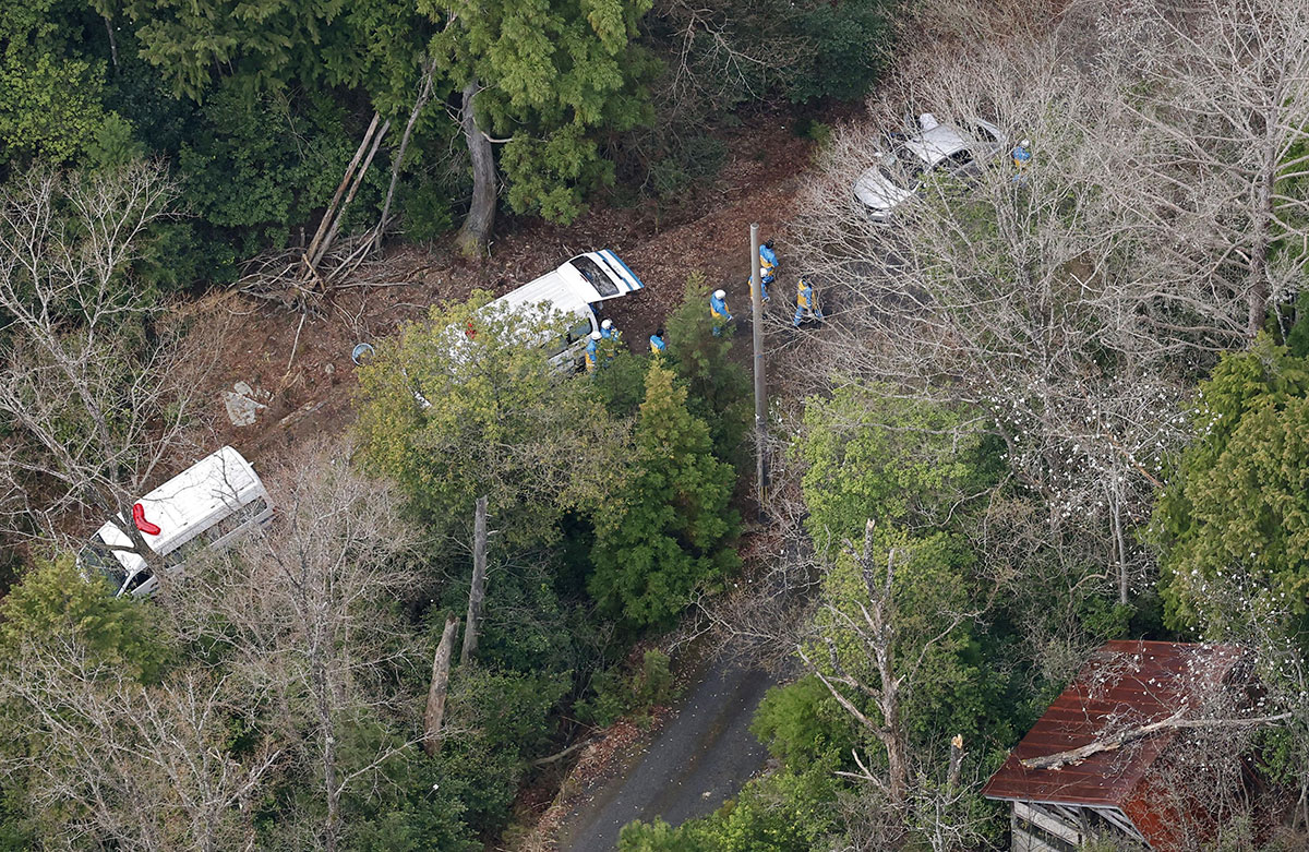 京都小6男児行方不明事件で新たに親族の自宅周辺を捜索する捜査関係者（写真・共同通信）