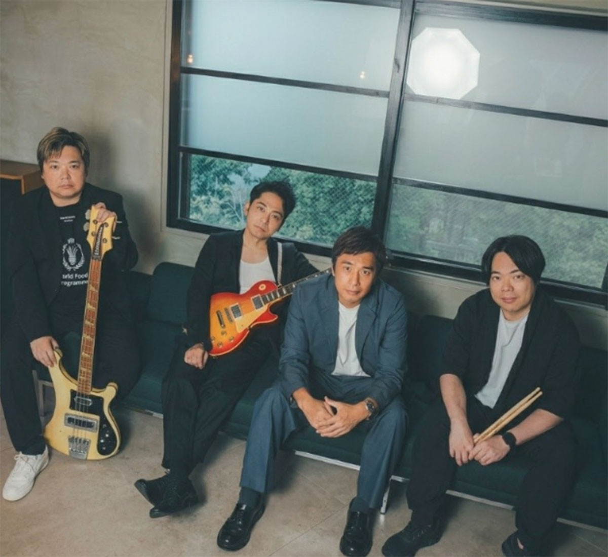 内田有紀の夫・柏原崇の弟である柏原収史（中央左、ギターを抱えた男性）。イケメン兄弟として人気を博していた（写真・「鶯谷フィルハーモニーFC」の入会ページより）