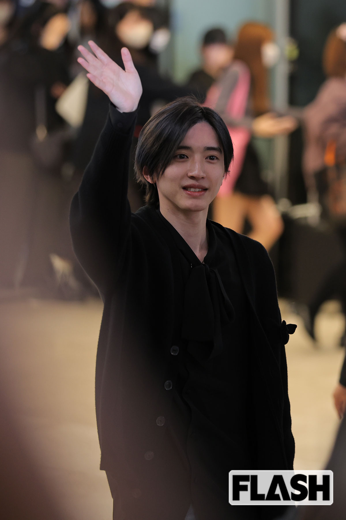 なにわ男子・道枝駿佑、韓国の空港で全身真っ黒コーデをキャッチ! ファン600人が集結する人気の理由とは