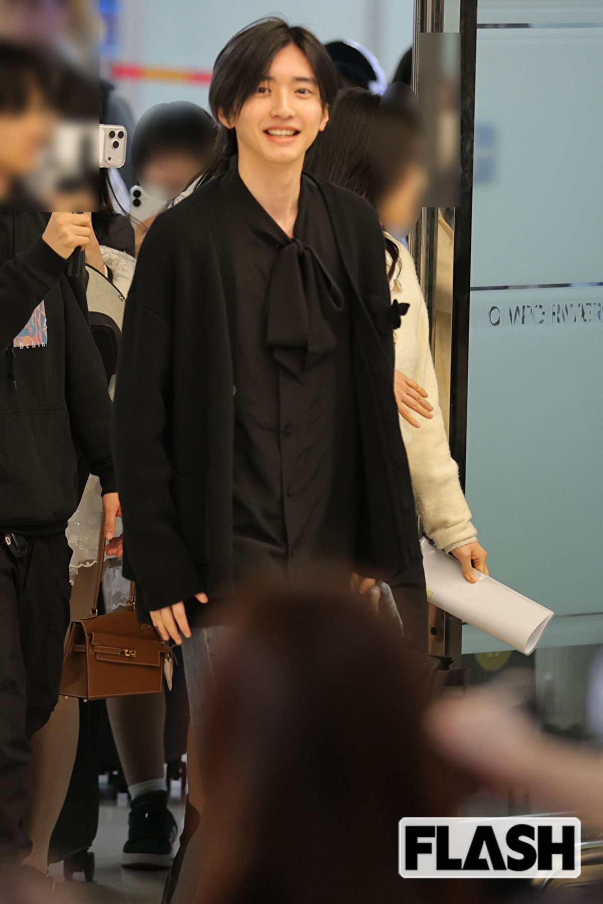 約600人のファンに囲まれ驚いた表情を浮かべる道枝駿佑。その後、笑顔で対応した