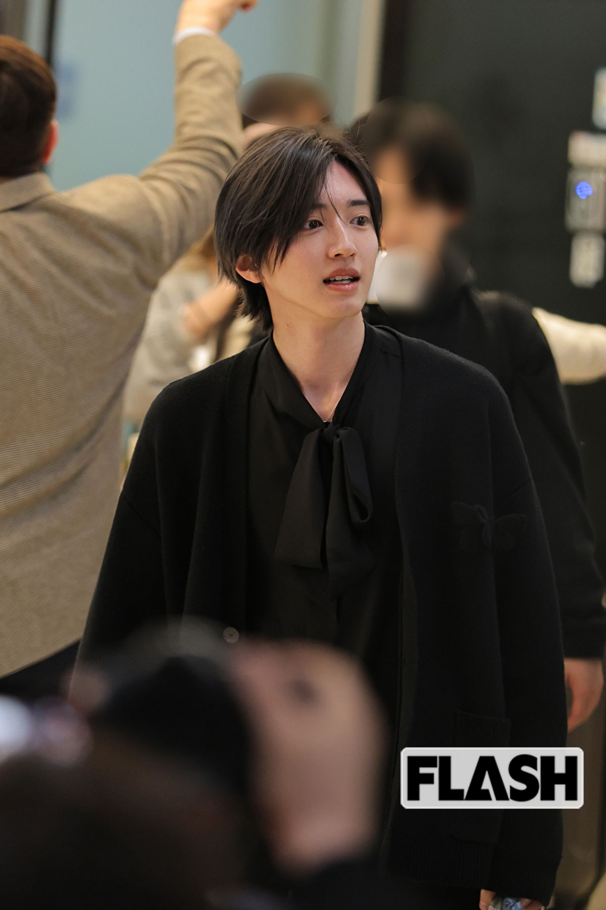 多くのファンに取り囲まれ、不安そうな表情を浮かべる道枝駿佑