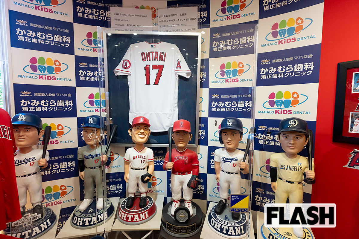 クリニックの院内には、エンゼルス時代と現在所属するドジャースのユニフォームを着用した大谷翔平のフィギュアがずらり（写真・木村哲夫）
