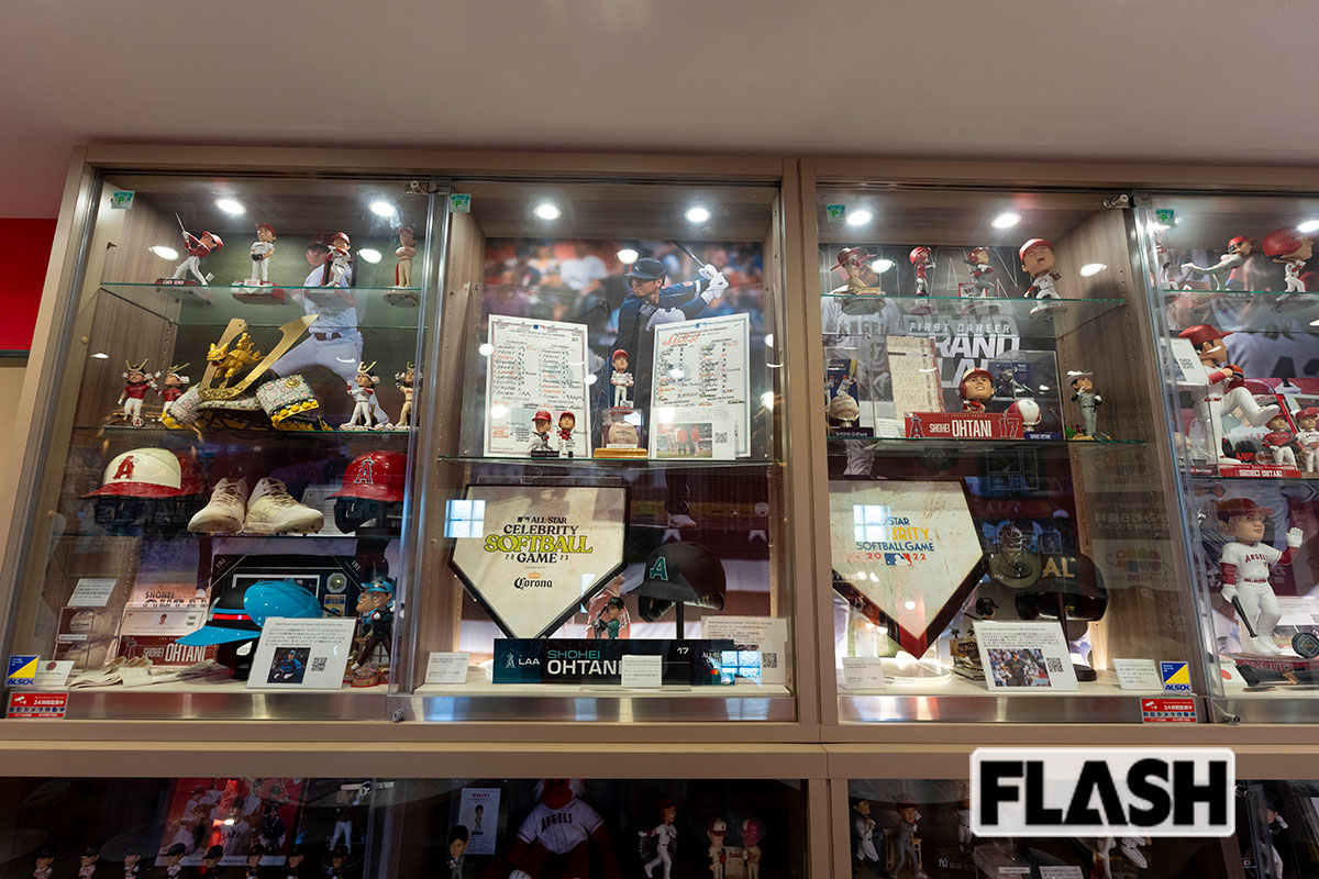 「オールスターで使用したヘルメット（写真中央の右から2022・2023・2024年のもの）は3年連続で落札しました」（上村英之理事長、かした（写真・木村哲夫）