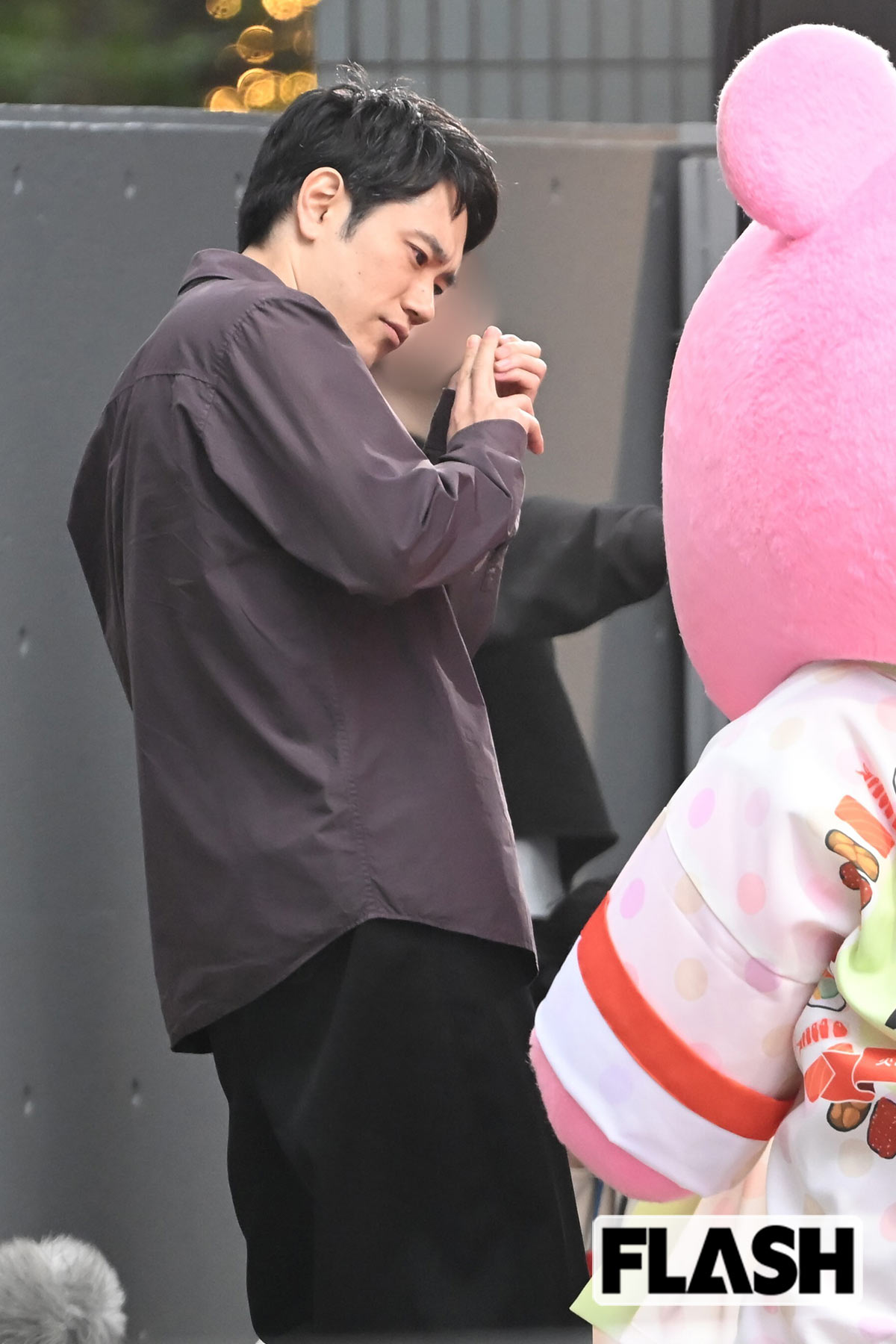 番組キャラクターのブーナに向かって鮨を握るポーズを繰り返す松山ケンイチ