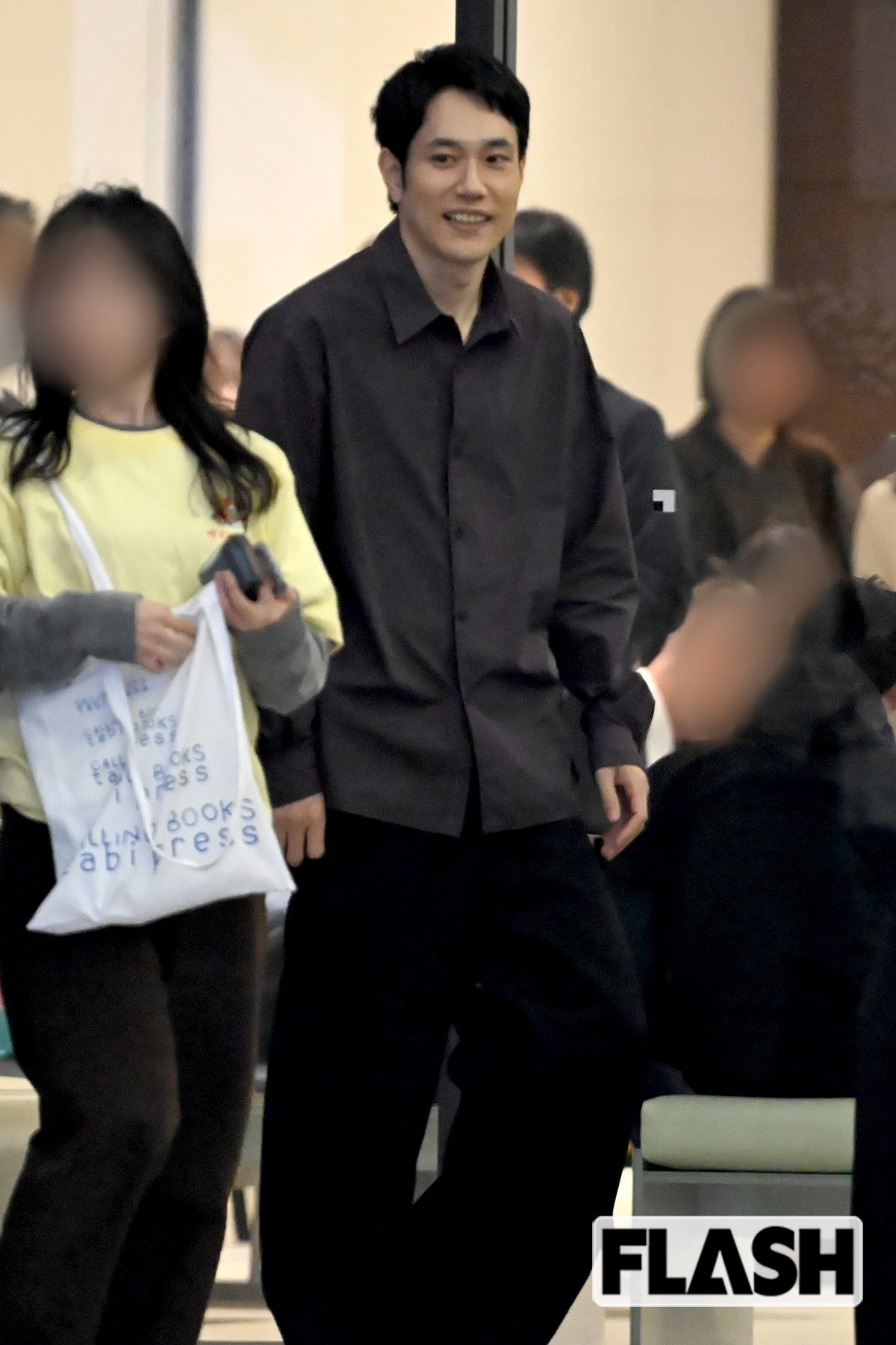 ブラックパンツとダークなシャツに身を包んだ松山ケンイチ