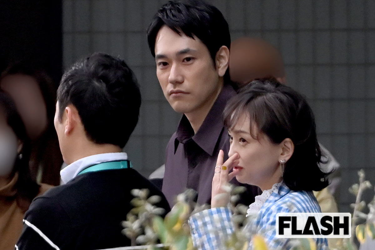 和気あいあいとした様子の永作博美と松山ケンイチ