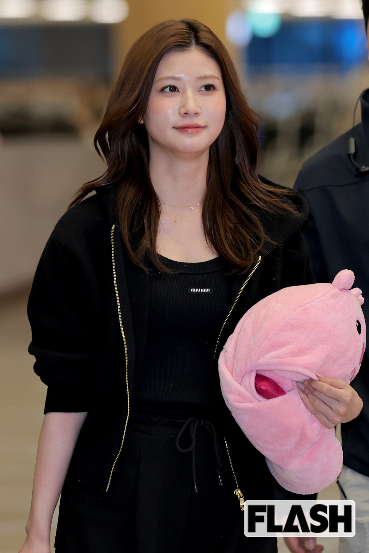 韓国の幼児向けアニメ『ポンポン ポロロ』のキャラクターグッズを抱きしめる生見愛瑠