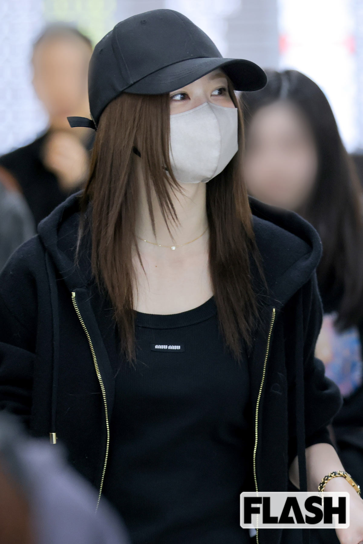 韓国の空港で出待ちをするファンに神対応を披露する生見愛瑠