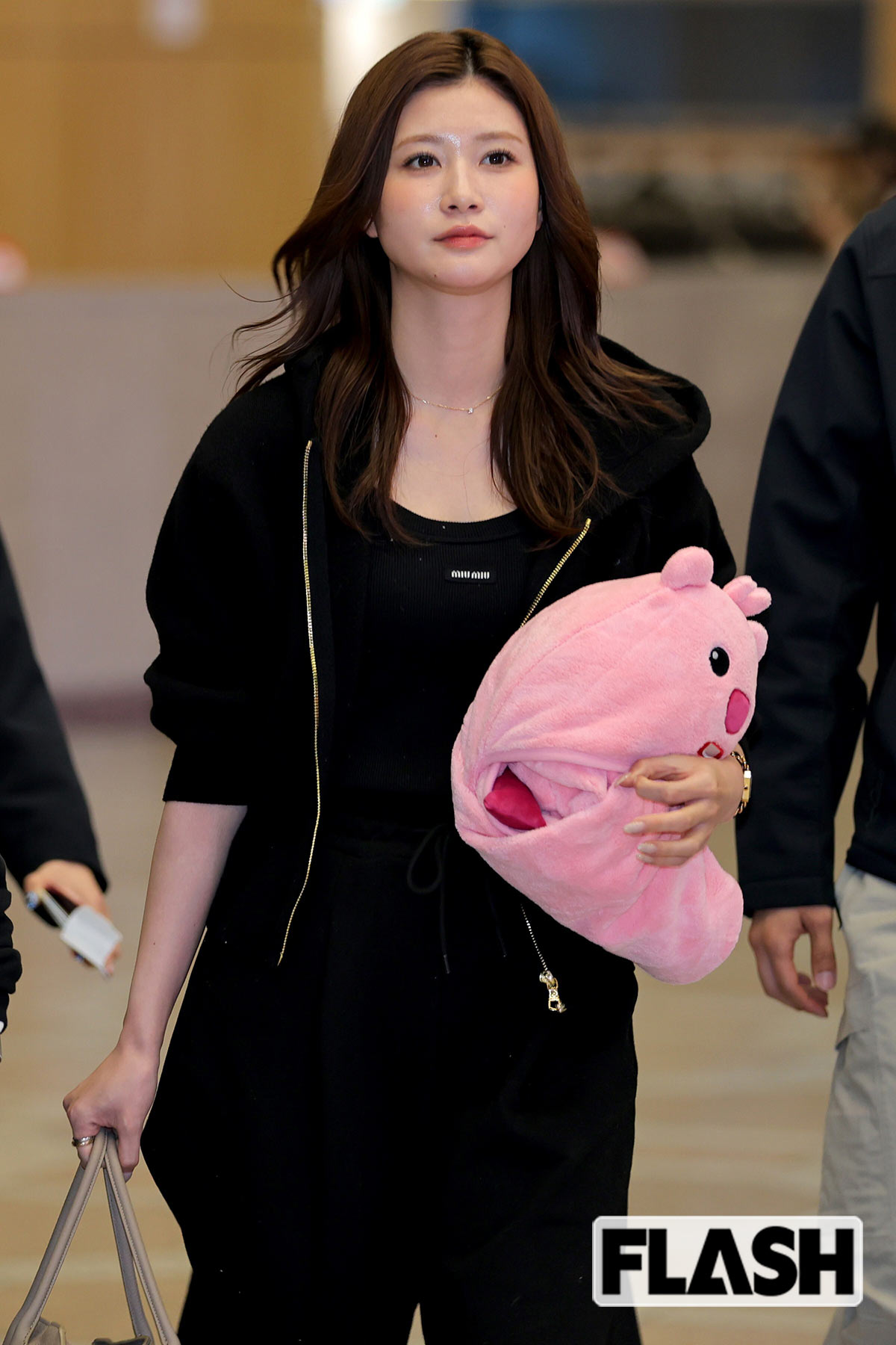 ぬいぐるみを抱えたまま空港を歩く生見愛瑠