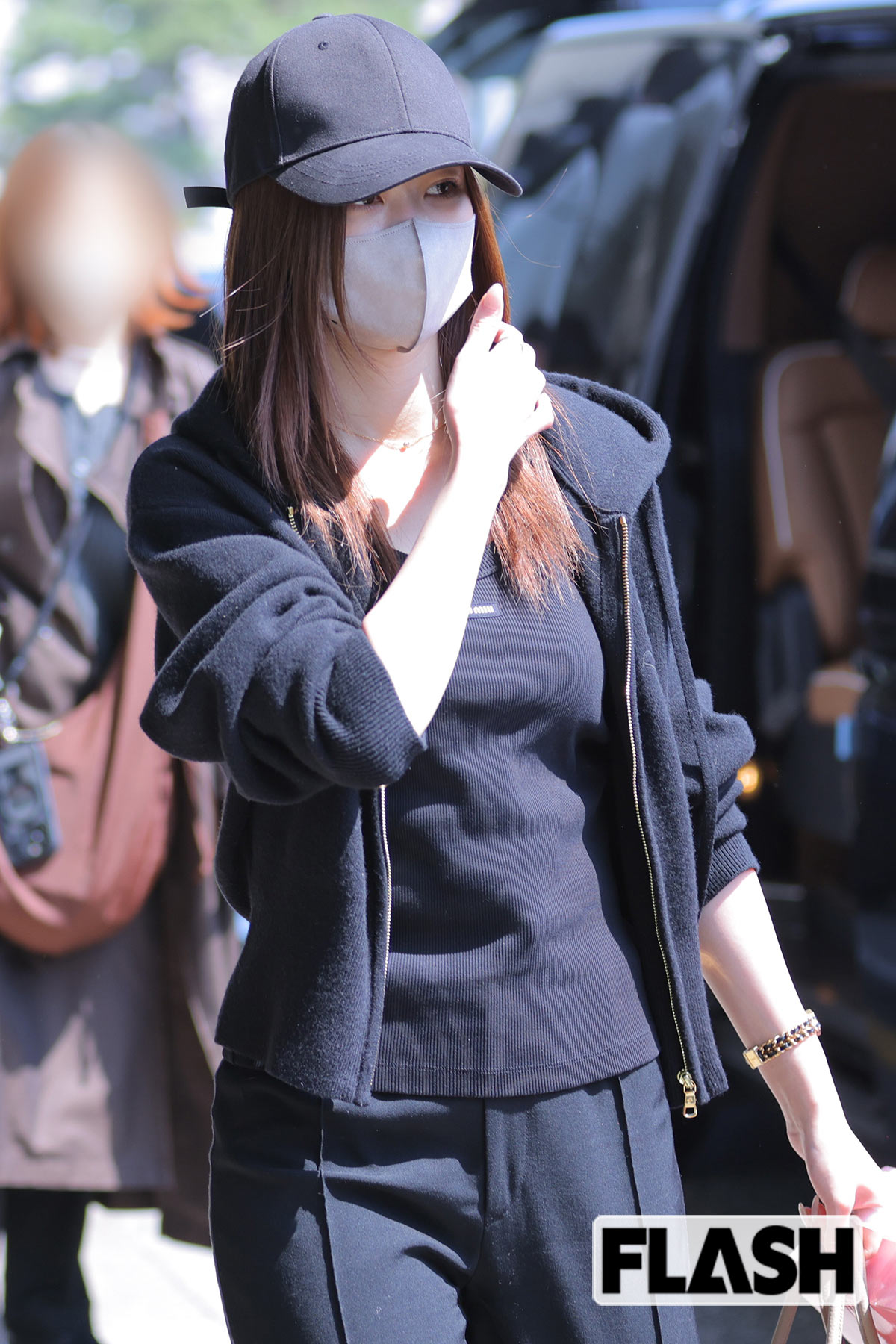 マスクにキャップのスタイルで登場した生見愛瑠