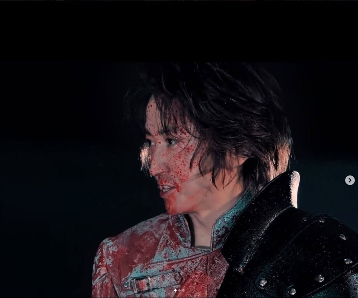 舞台で顔面が血まみれになった演技を見せる藤原達也。実力派俳優として第一線で活躍している（画像・藤原竜也のInstagram「tatsuyafujiwara_official」より）