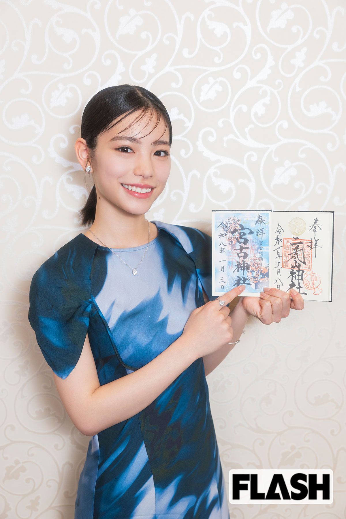 いちばんのお気に入りは、故郷・沖縄県にある宮古神社の御朱印（左）（写真・田中智久）