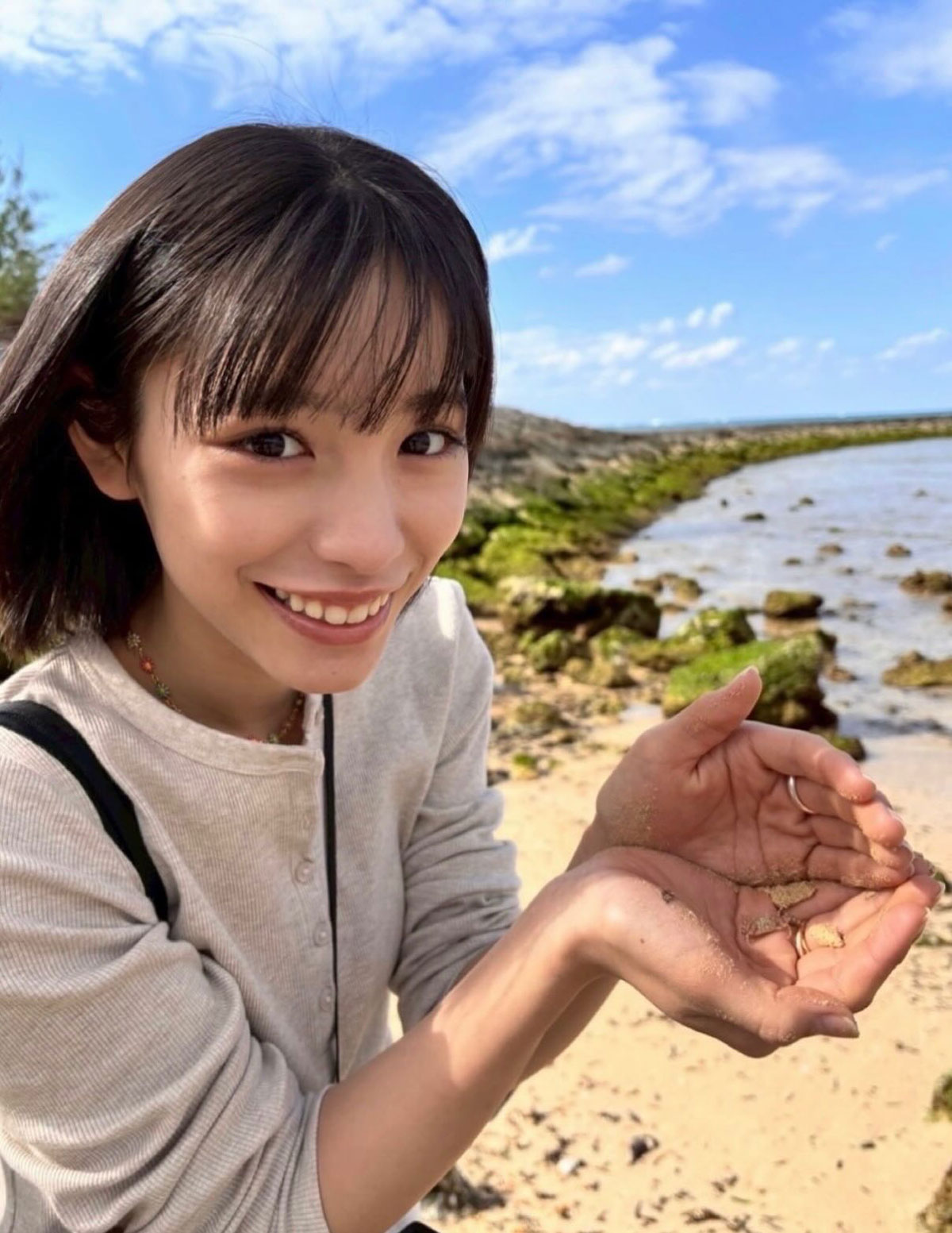 今年の正月、プチ旅行で訪れた宮古島でのプライベートショット！　久しぶりにのんびりして、充電できたとニッコリ（写真は本人のインスタグラムより）