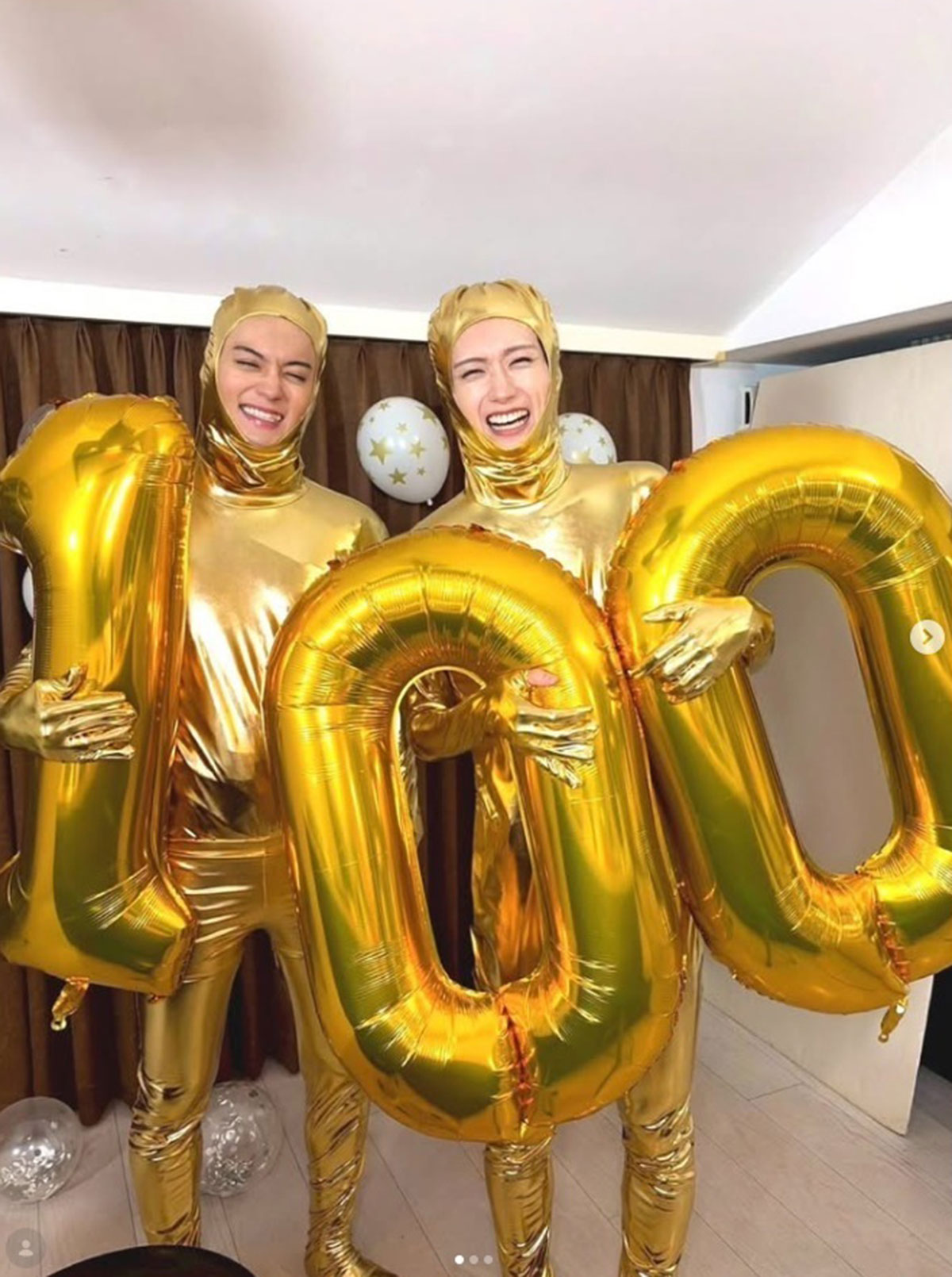 金の全身スーツを着こんだ山中柔太朗と佐野勇斗。アイドルらしからぬビジュアルにファンからツッコミが相ついだ（写真・佐野勇斗のInstagramより）