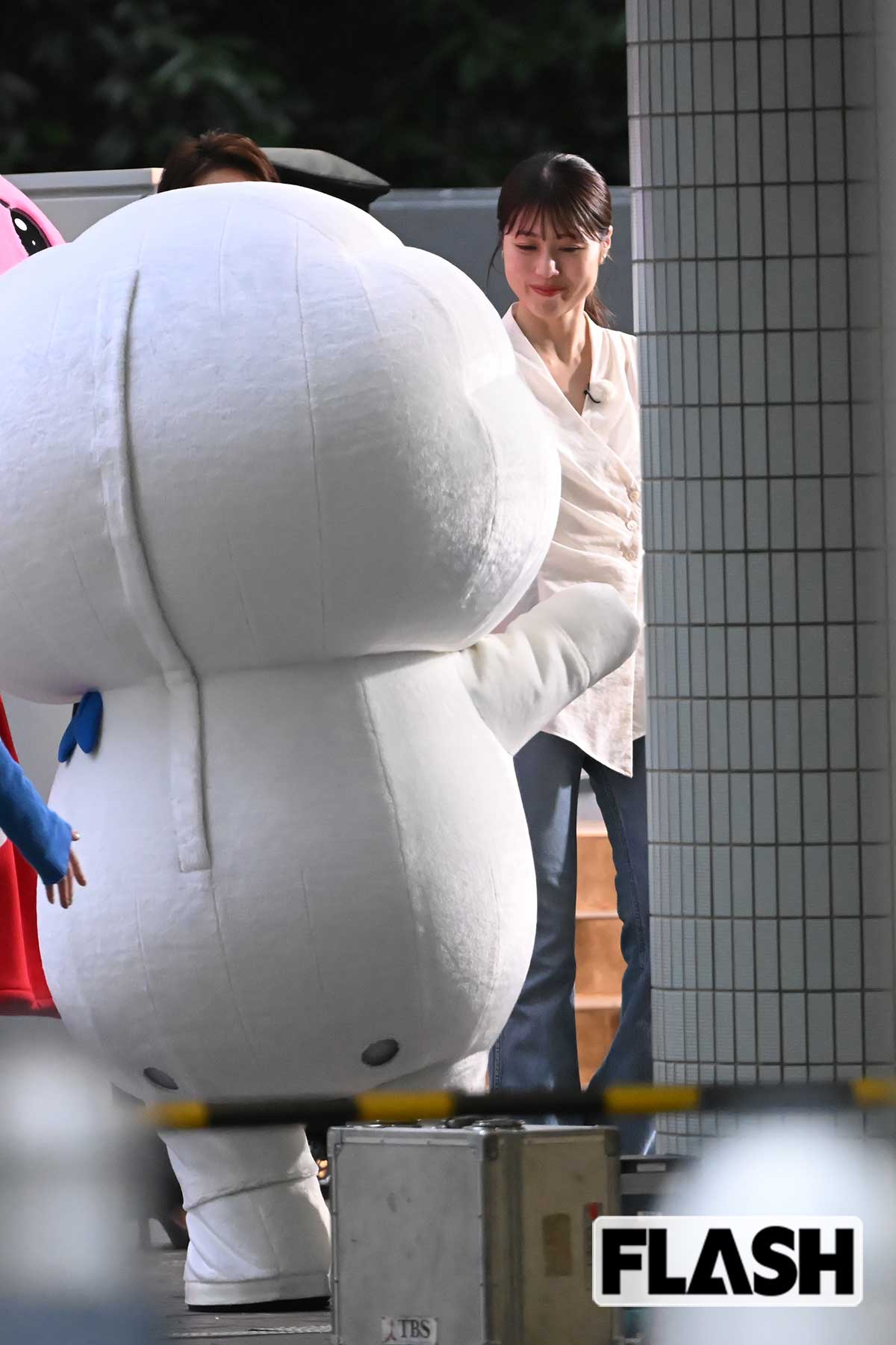 カメラがまわっていない裏側でマスコットに微笑みかける有村架純