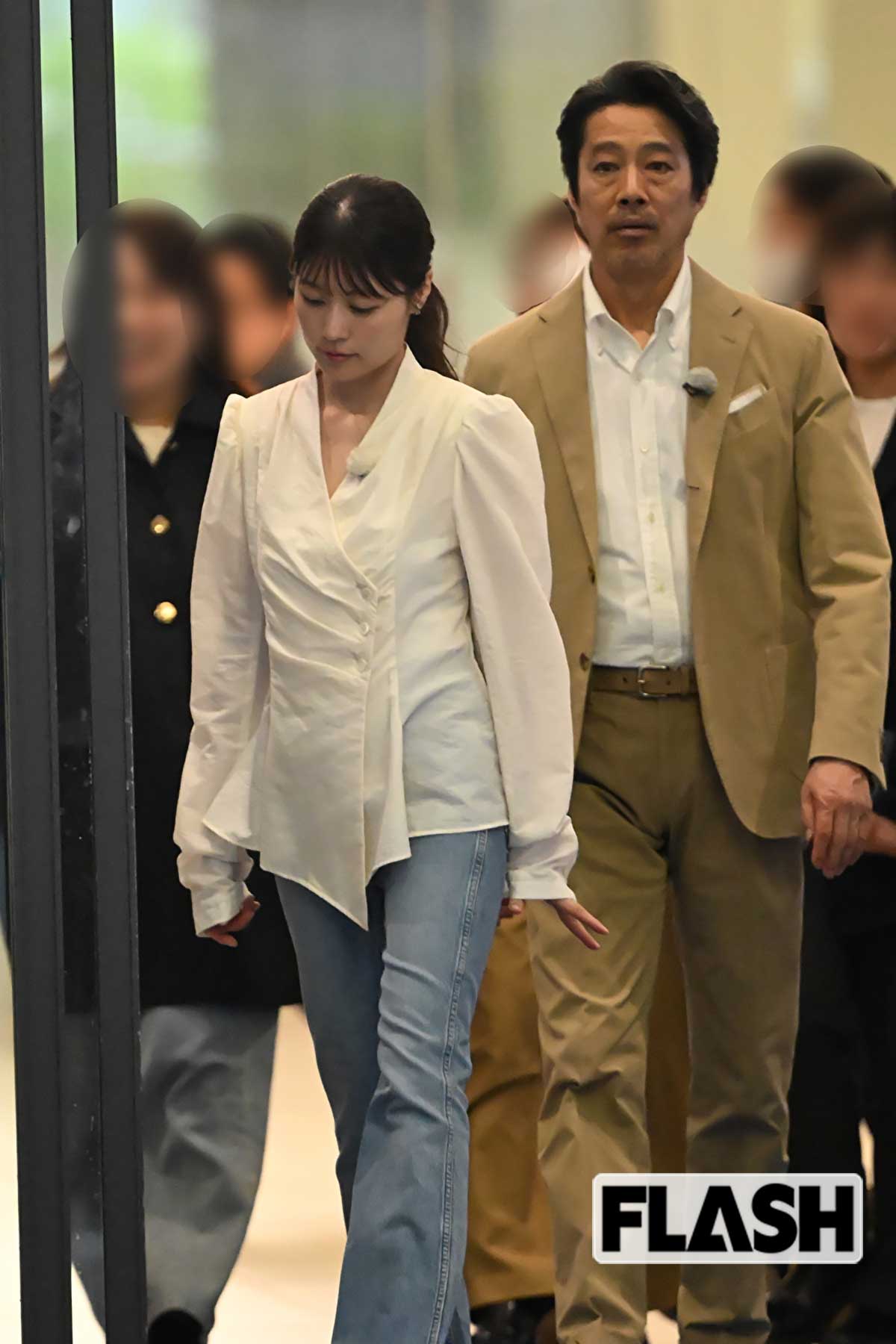 セットアップを着こなす堤真一と歩く有村架純