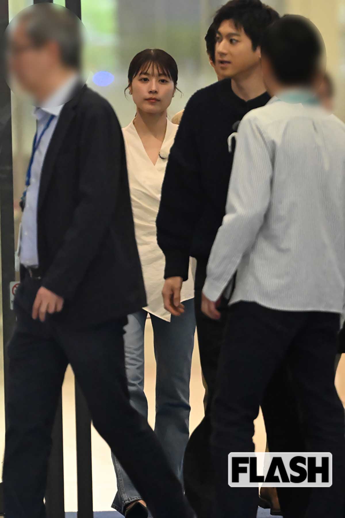 テレビ局から出てくる有村架純