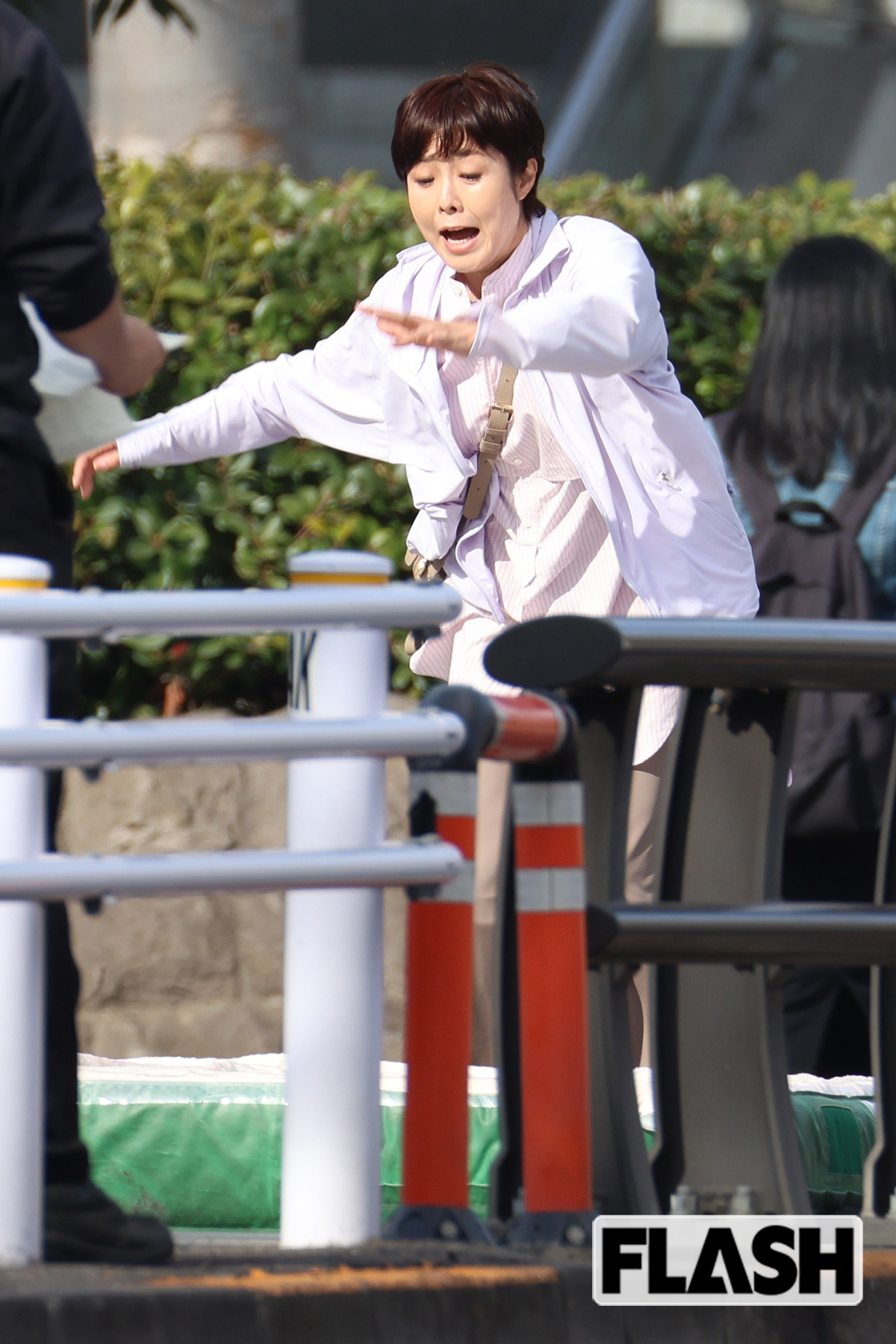 歩道を歩いていて、派手にこける演技をする有働由美子。視聴者からは好評だった