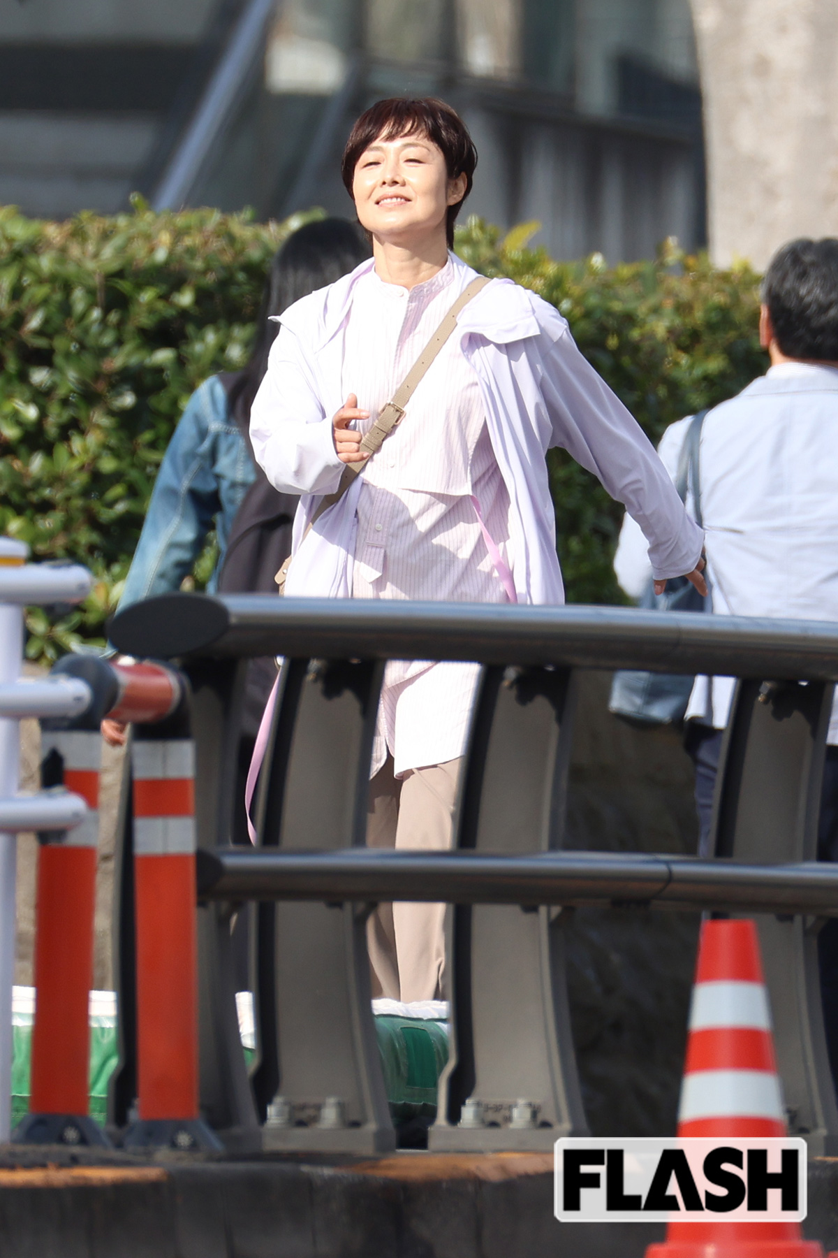 ウキウキと歩く有働由美子