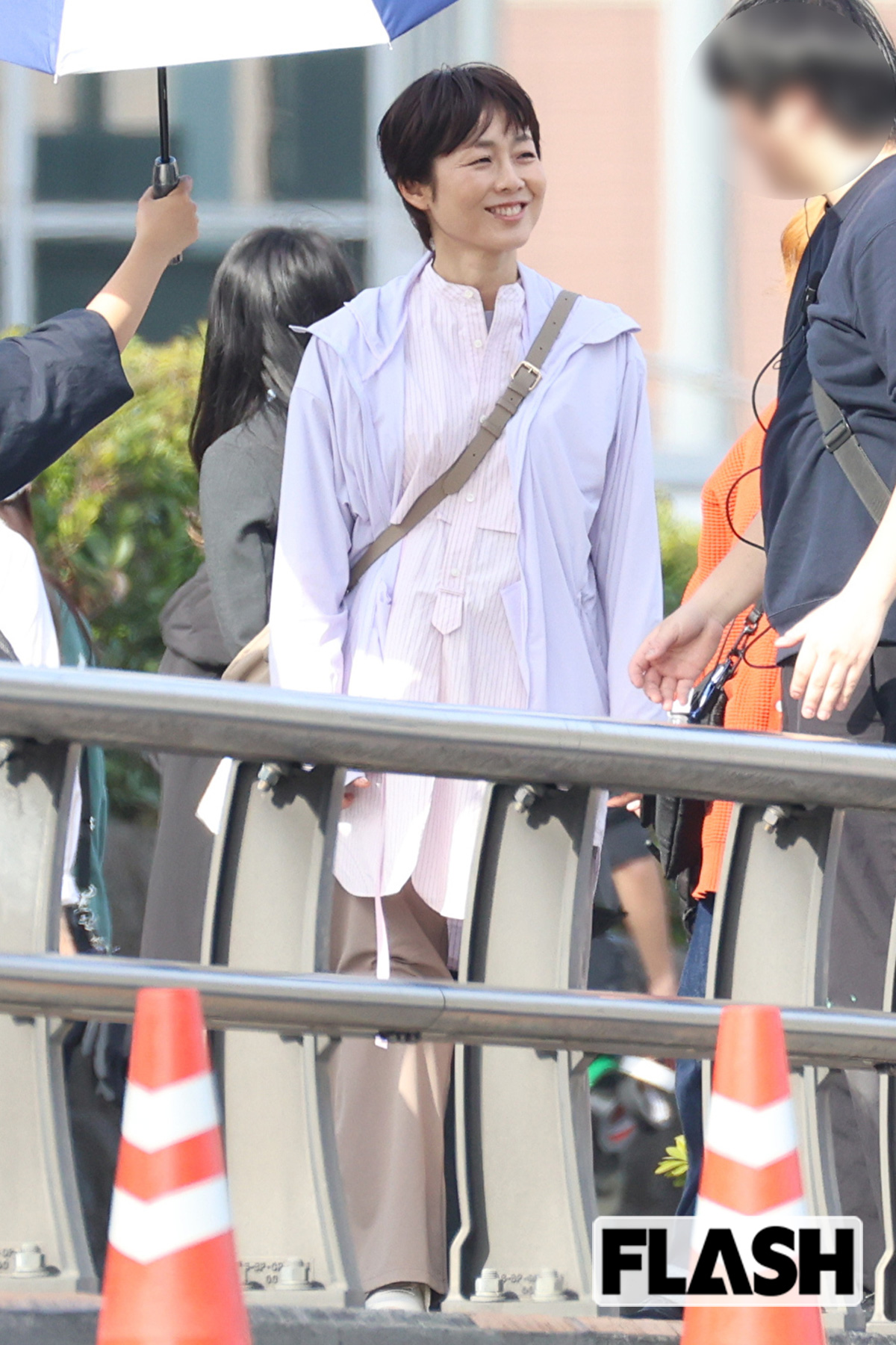 スタッフと笑顔で打合せをする有働由美子