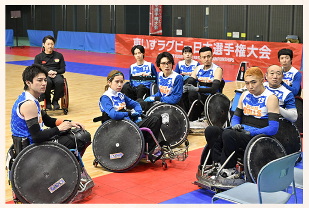 日曜劇場『GIFT』（TBS系）の公式ホームページより。写真奥に写る安田顕演じる “敵役” コーチが「もう二度と思っちゃダメだぞ、“勝つ” なんてことは」「“私たちは絶っ対に勝てません”、ほら言ってみろ」などと発言。パワハラだとして、物議をかもした