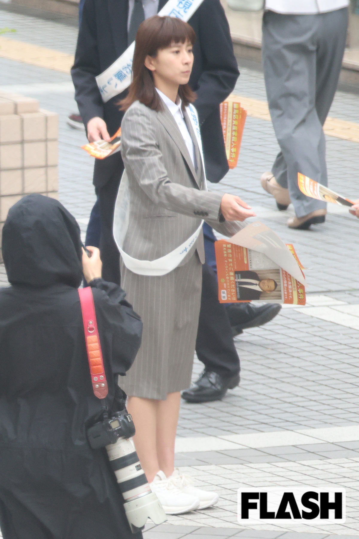 必死のビラ配りシーンを撮影する黒島結菜