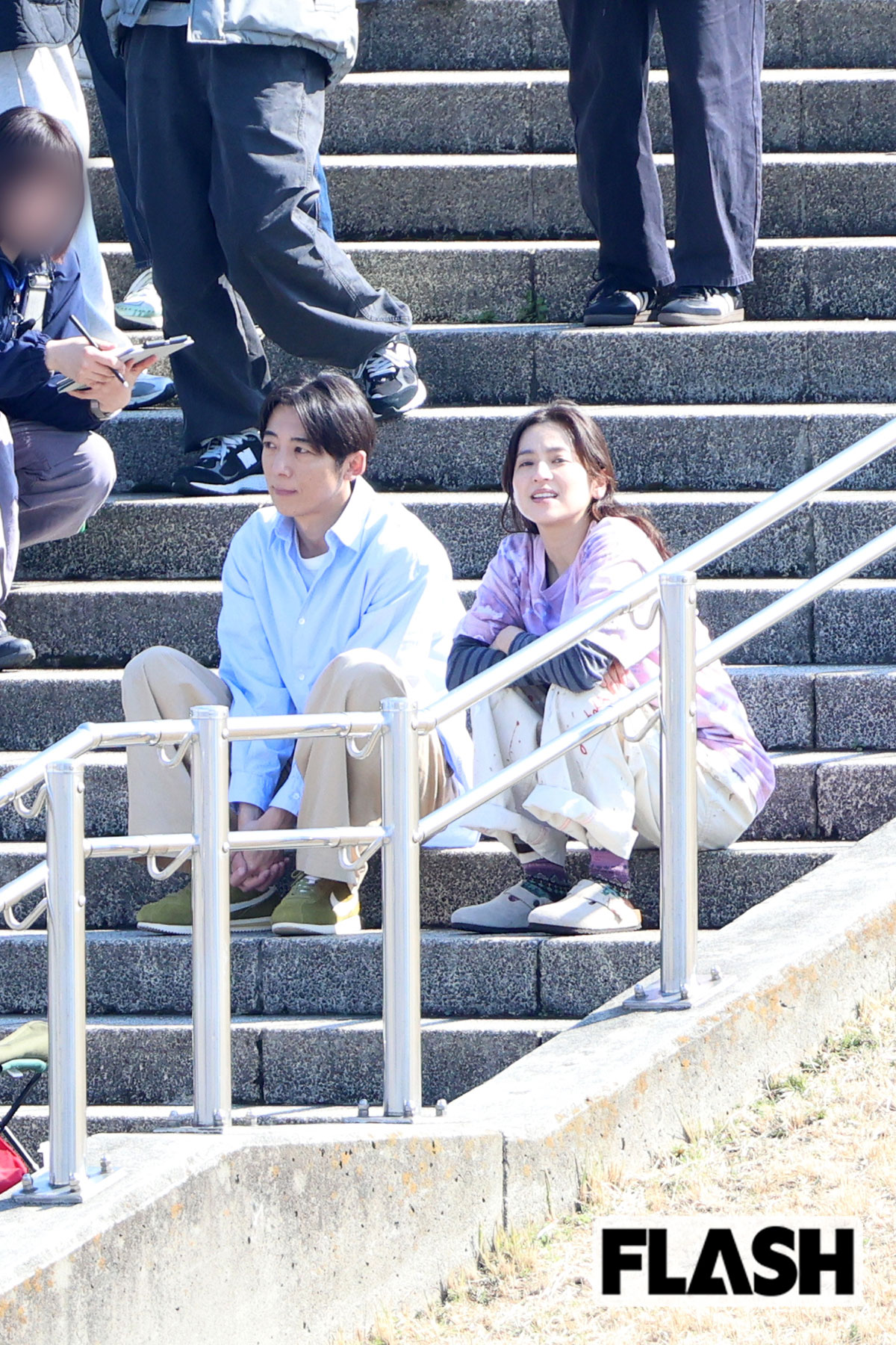 河川敷でキャンバスに絵を描く中村アンとそれを優しく隣で見つめる高橋一生。まさに劇中どおり“婚約者”らしい雰囲気だ