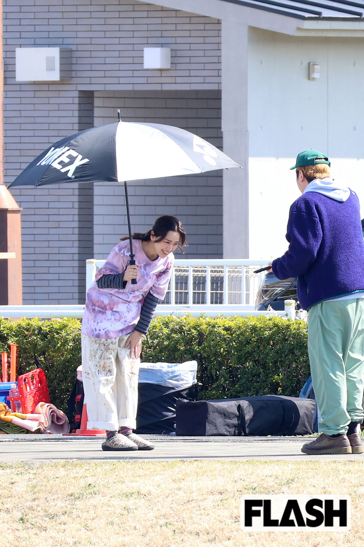 スタッフに深くお辞儀をする中村アン。腰の低い姿勢も、これまで女優として数々に作品に出演してきた理由だ