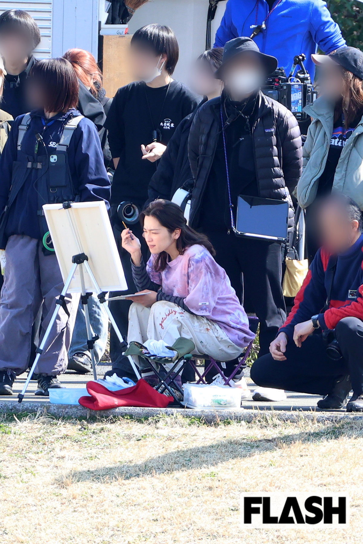 何を描くのか思い悩んでいる中村アン