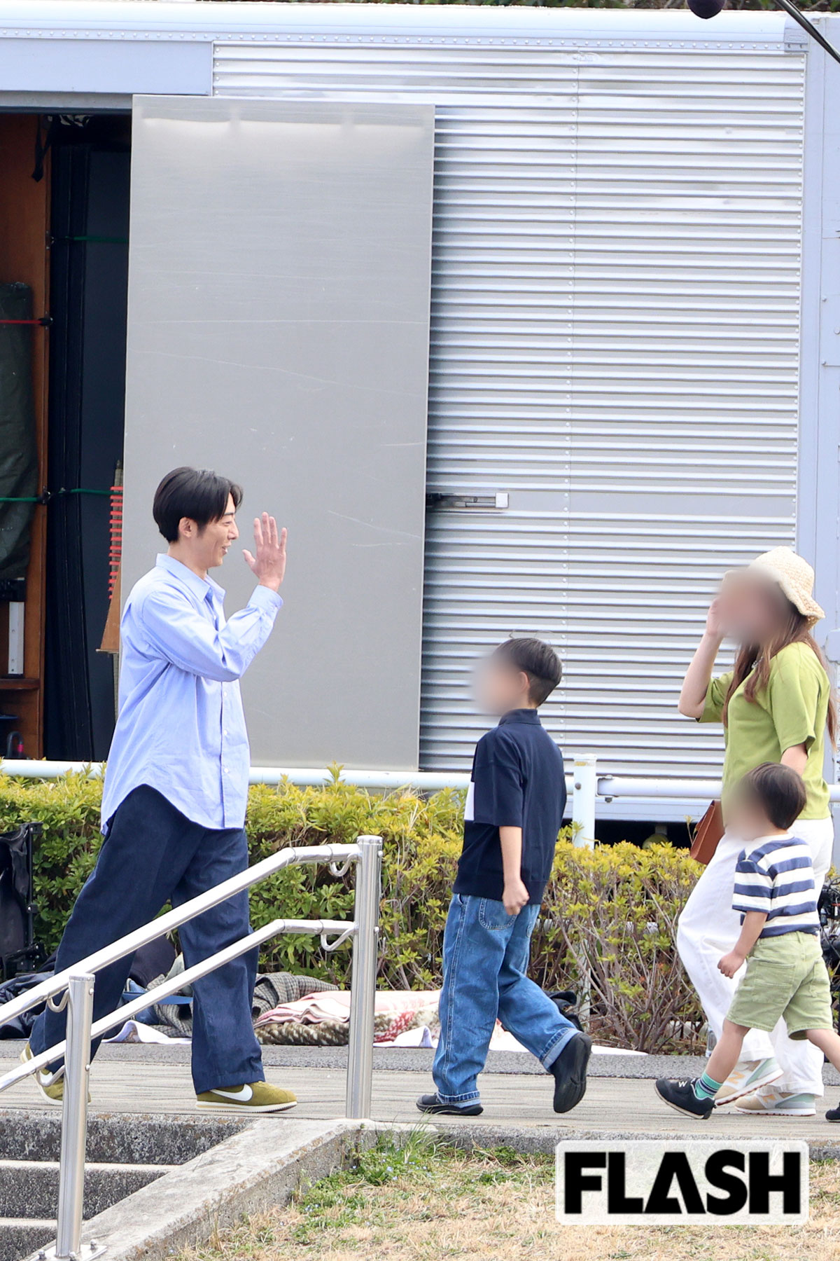 エキストラに挨拶をする中村アン