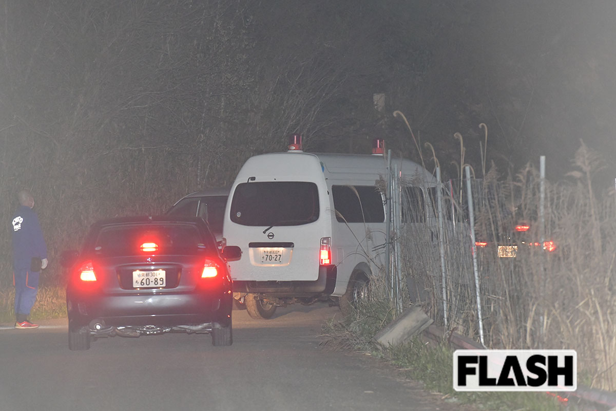 2026年4月13日、京都府南丹市園部町の山の中で発見された子どもとみられる遺体が警察車両によって運ばれた（写真・馬詰雅浩）