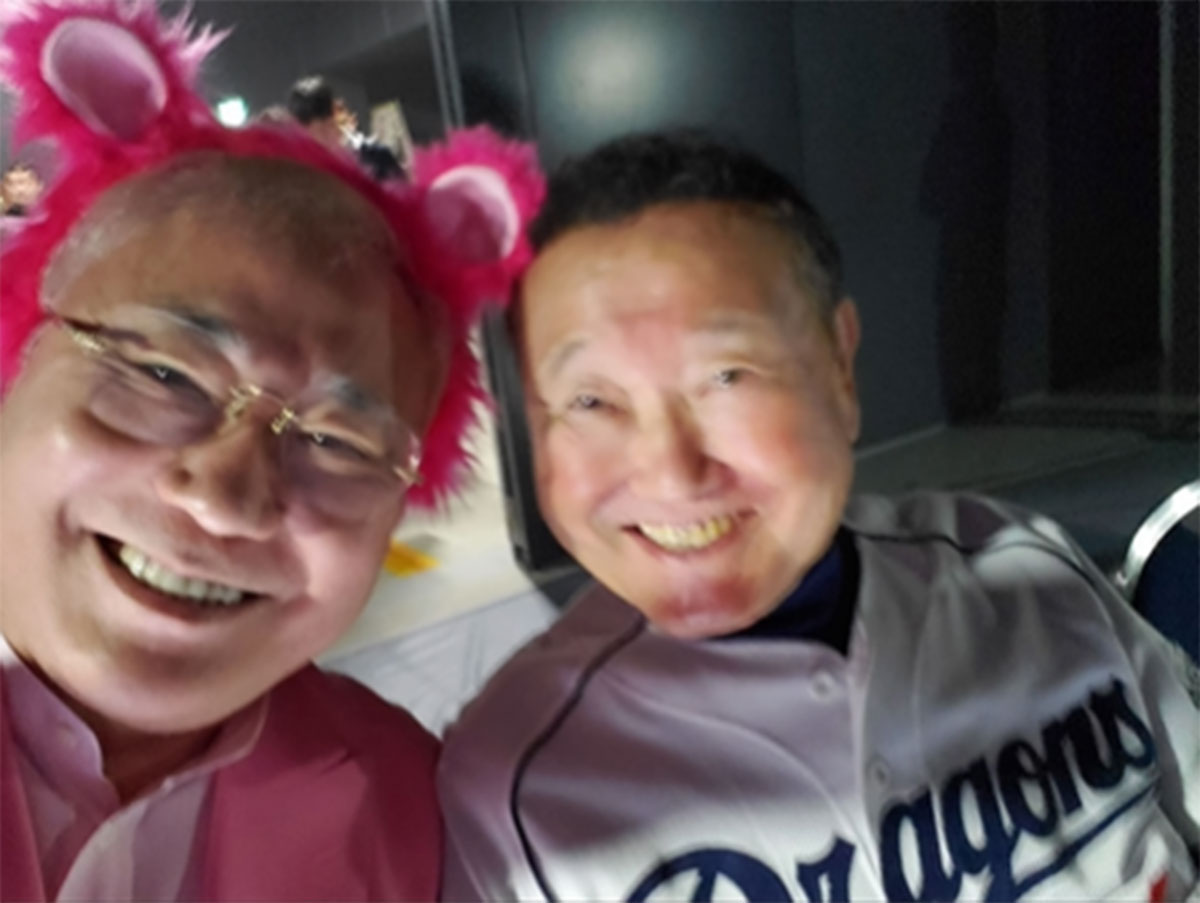 高須克弥氏が公開した板東英二とのツーショット。のちにXで《これは僕がインスタに流したアーカイブ映像です》としており、撮影日時は不明だが、板東の久々の登場に驚きの反応が集まった（写真・『高須 克弥』のInstagram「katsuyatakasu」より）