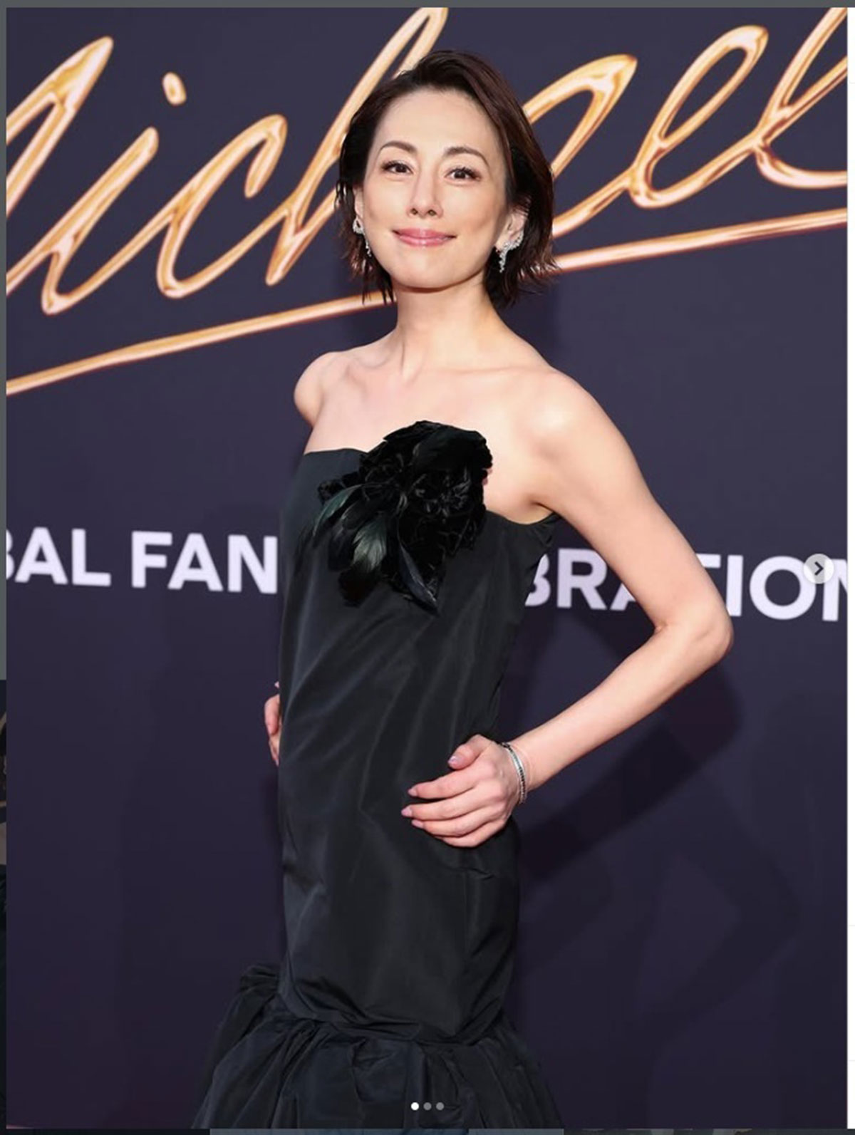 米倉涼子が公開したブラックドレス姿。“ガリガリなデコルテ” にファンから心配の声が集まっている（写真・本人Instagramより）