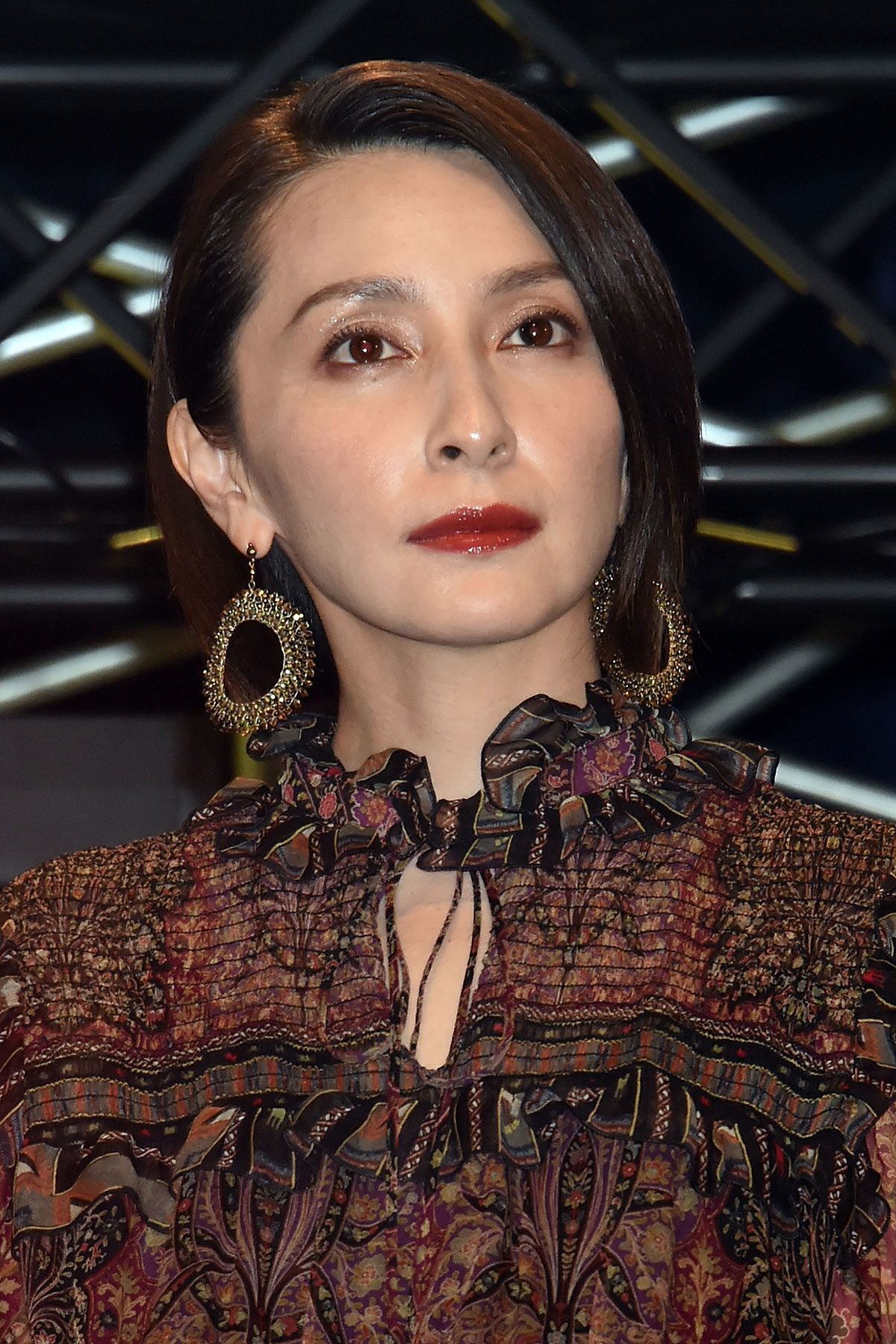 奥菜恵、大胆スリットのドレス姿披露にファン騒然…デビュー34年、キープされ続ける圧倒的美貌