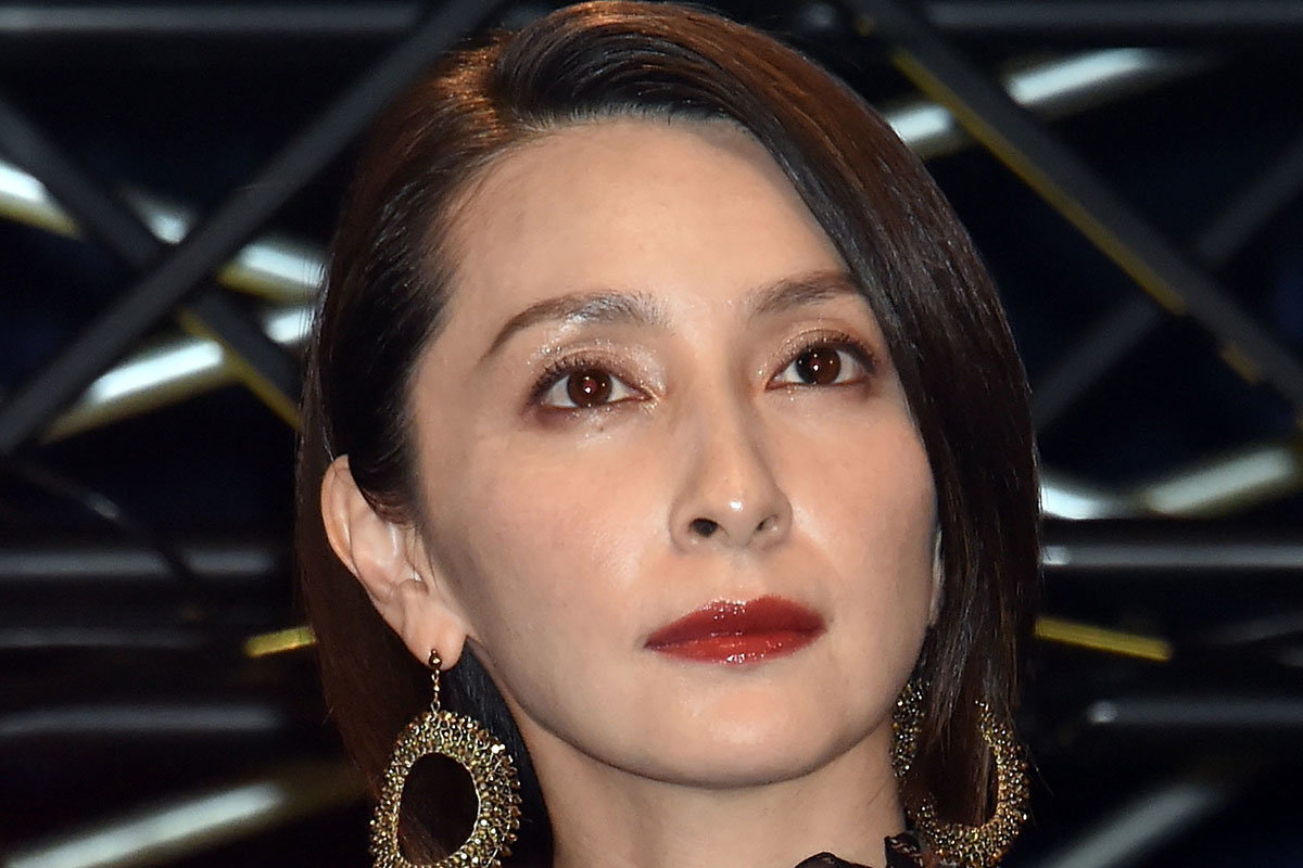 奥菜恵、大胆スリットのドレス姿披露にファン騒然…デビュー34年、キープさ…