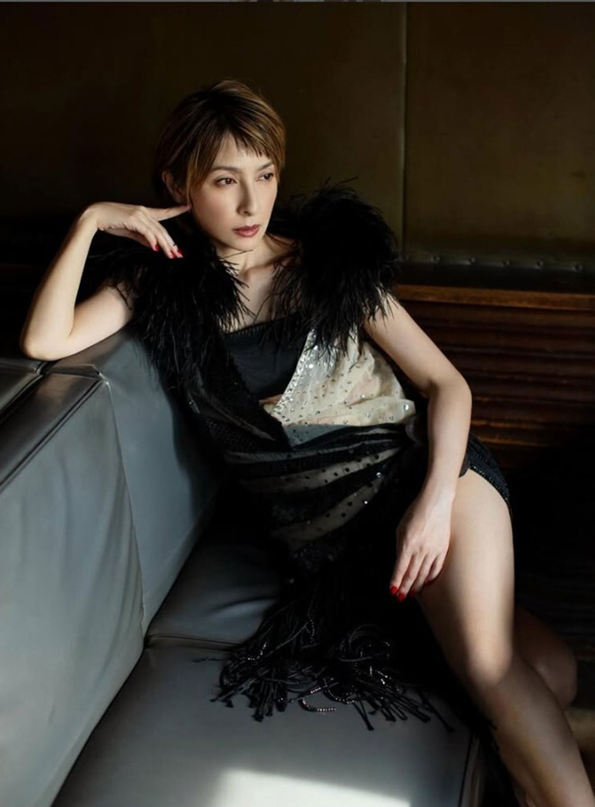 奥菜恵が着用した大胆なスリットの入ったきわどい黒ドレス。ファンから称賛の声が相次いでいる（画像・『Megumi Okina 奥菜 恵』のInstagram「megumi_okina」より）