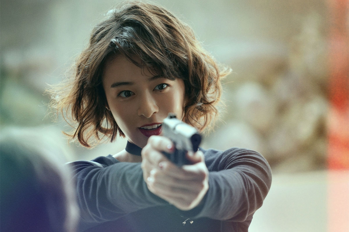 映画『藁にもすがる獣たち』公式Xより。初の悪女役に挑む森七菜だが、妖艶な雰囲気のあるメイクの場面写真が公開された