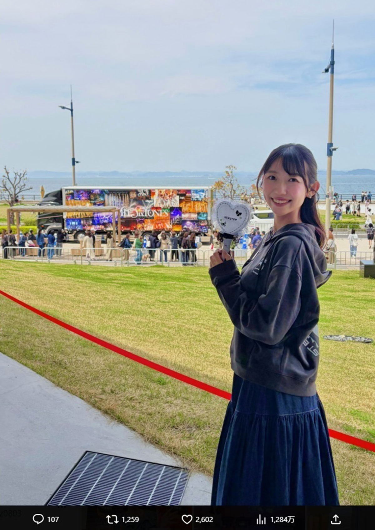 SixTONESのペンライトを持つ豊成春子アナ。“自作ペンライト”の可能性が浮上し、物議を醸している（写真・本人のXより）