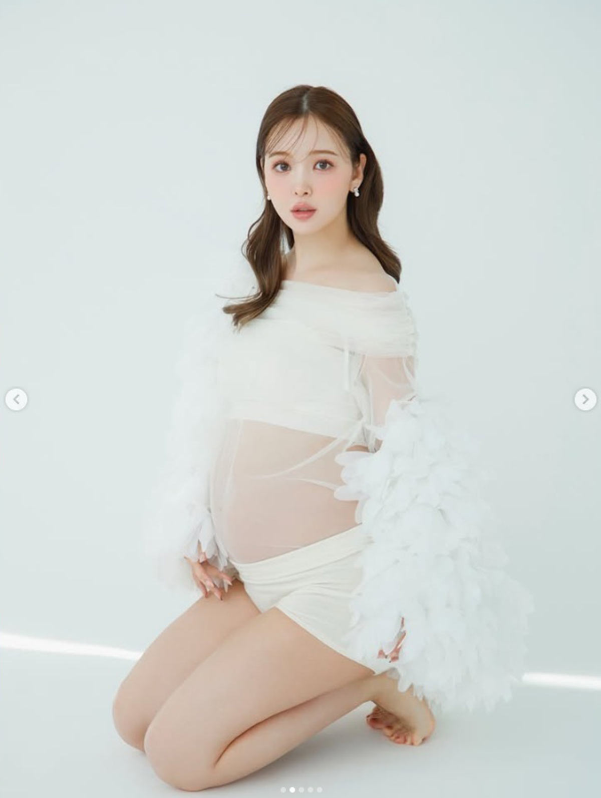 マタニティフォトを公開した藤田ニコル。シースルーの衣装に絶賛の声がよせられている（写真・本人Instagramより）