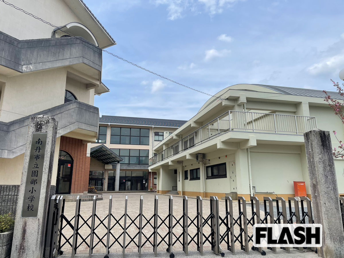 園部小学校は急遽休校となり、門は固く閉ざされていた