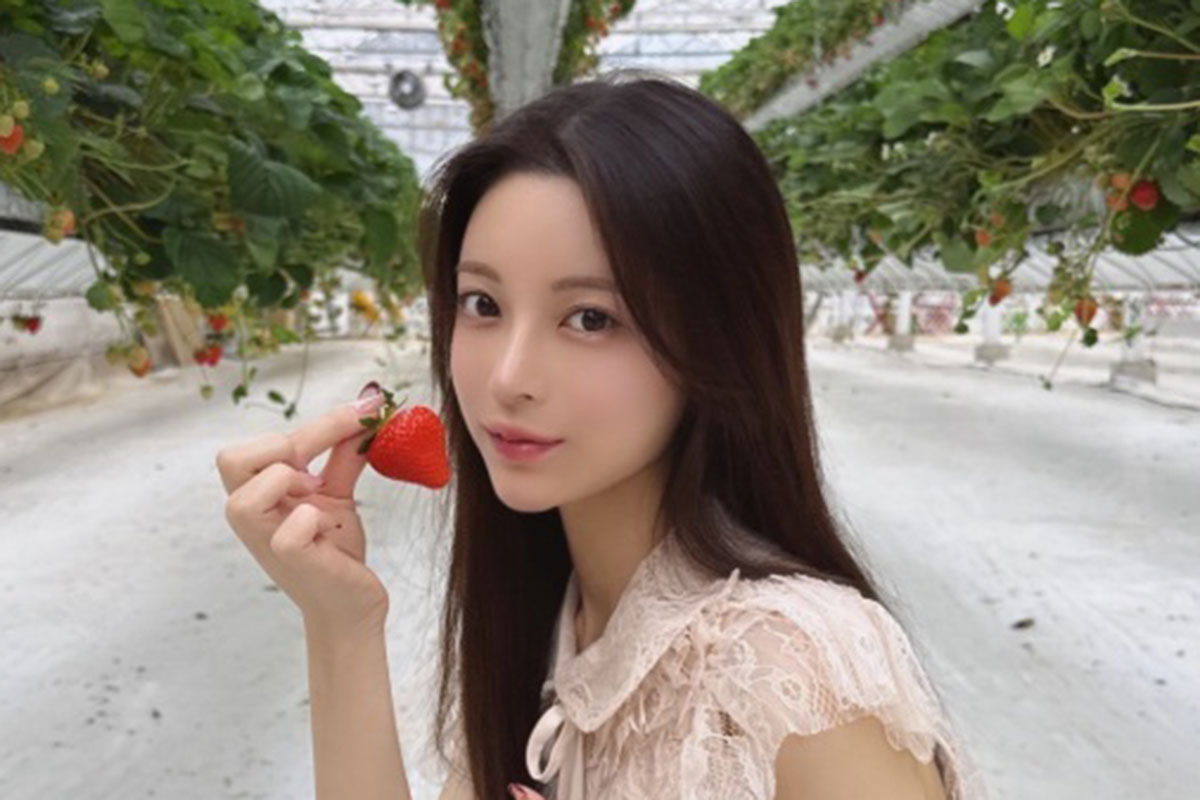 車内を自分の部屋扱い？　美容インフルエンサー、新幹線での“恋愛相談ライブ…