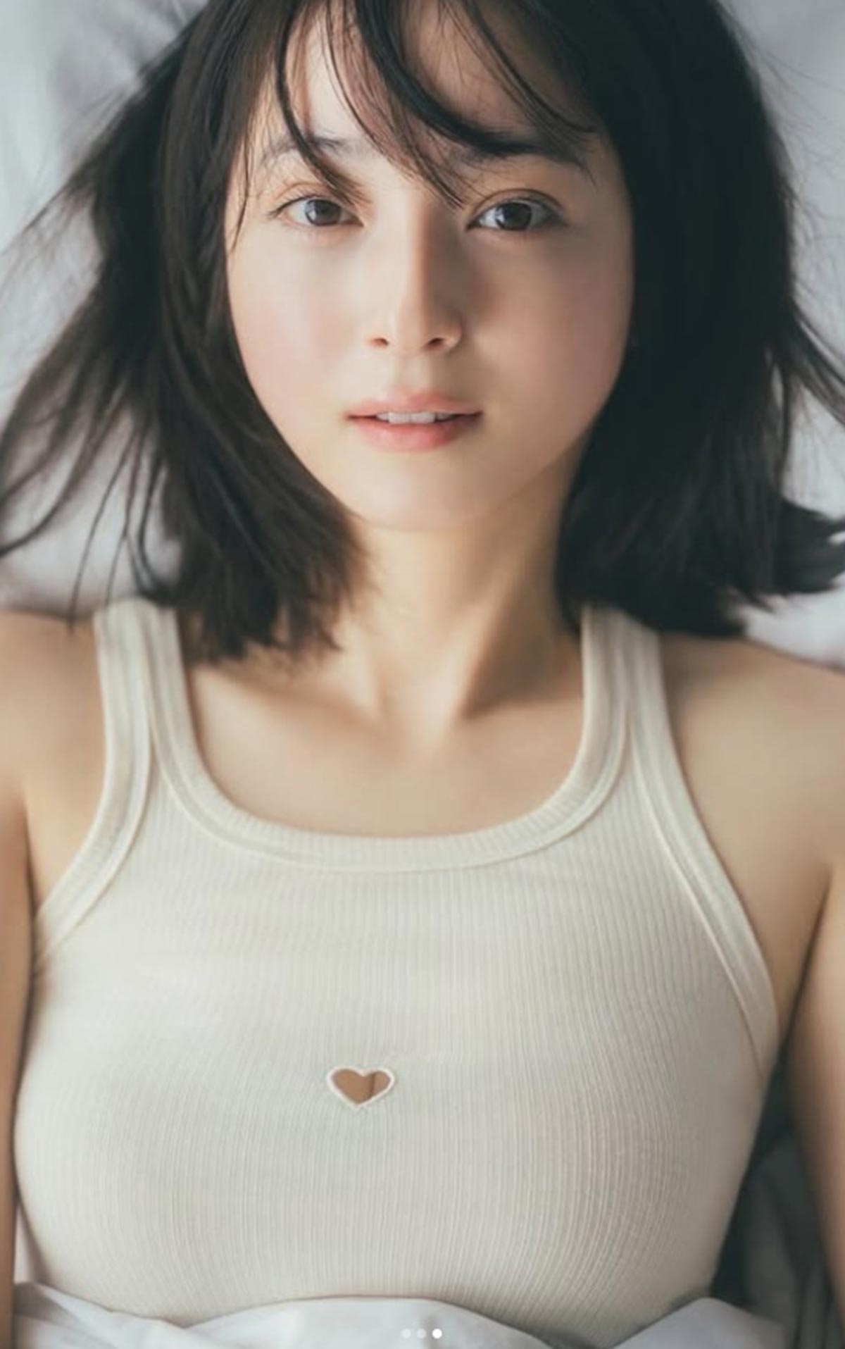 胸に小さな穴の空いたタンクトップを着こなす佐々木希。谷間露出に驚きの声が広がっている（写真・本人のInstagramより）