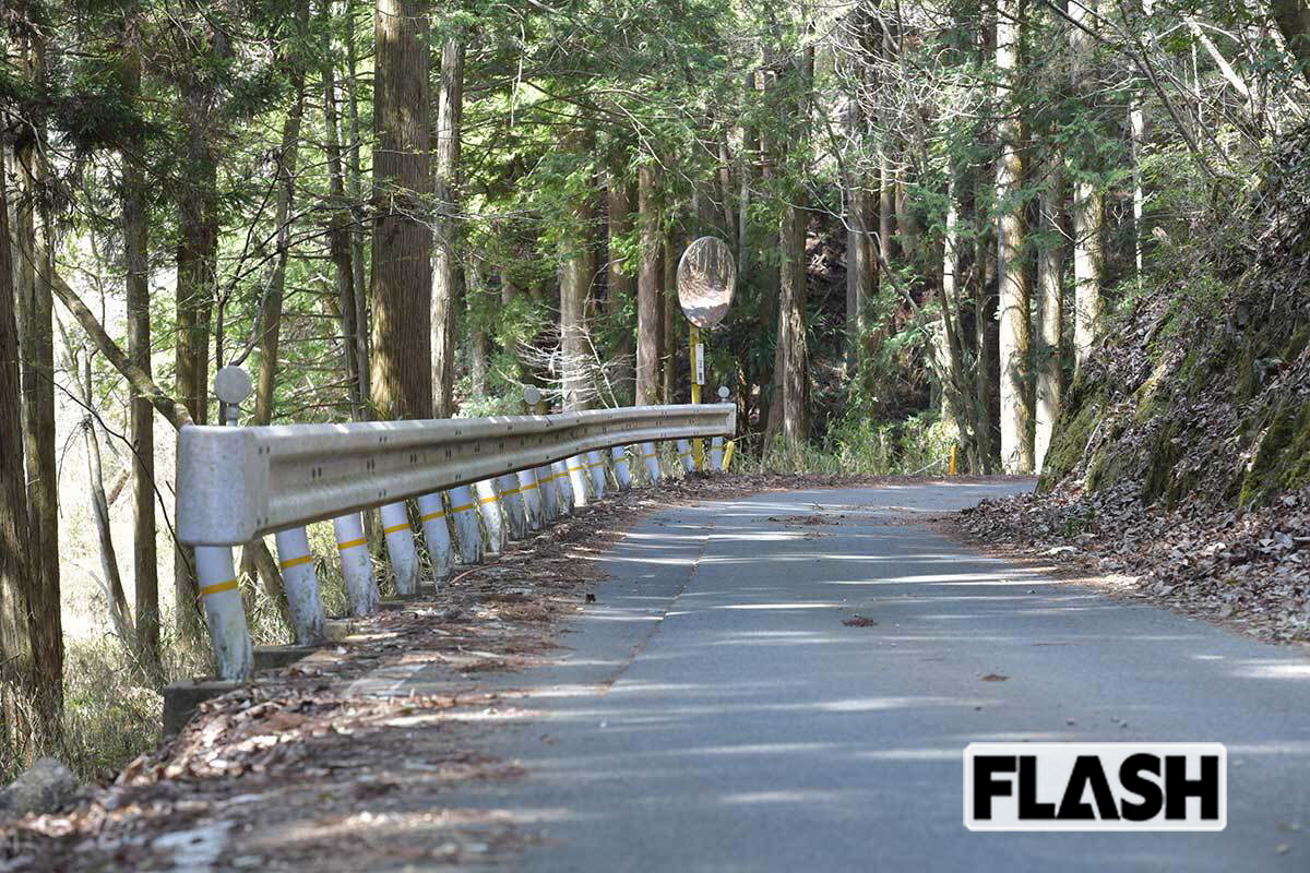 安達結希さんのランリュックが発見された道。なぜかランリュックは濡れておらず、汚れていなかったという（写真：馬詰雅浩）