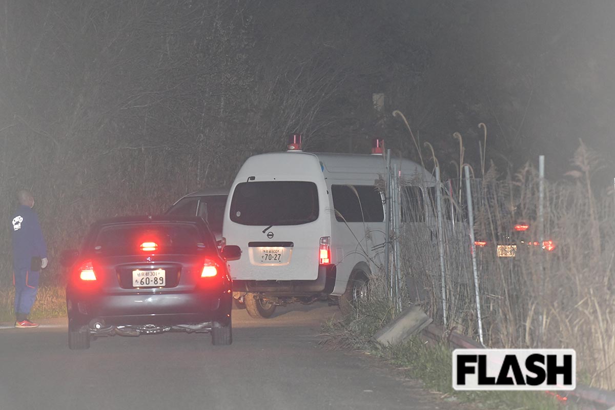 山中で発見された遺体を運ぶ警察車両。その後、安達結希さんだと判明した