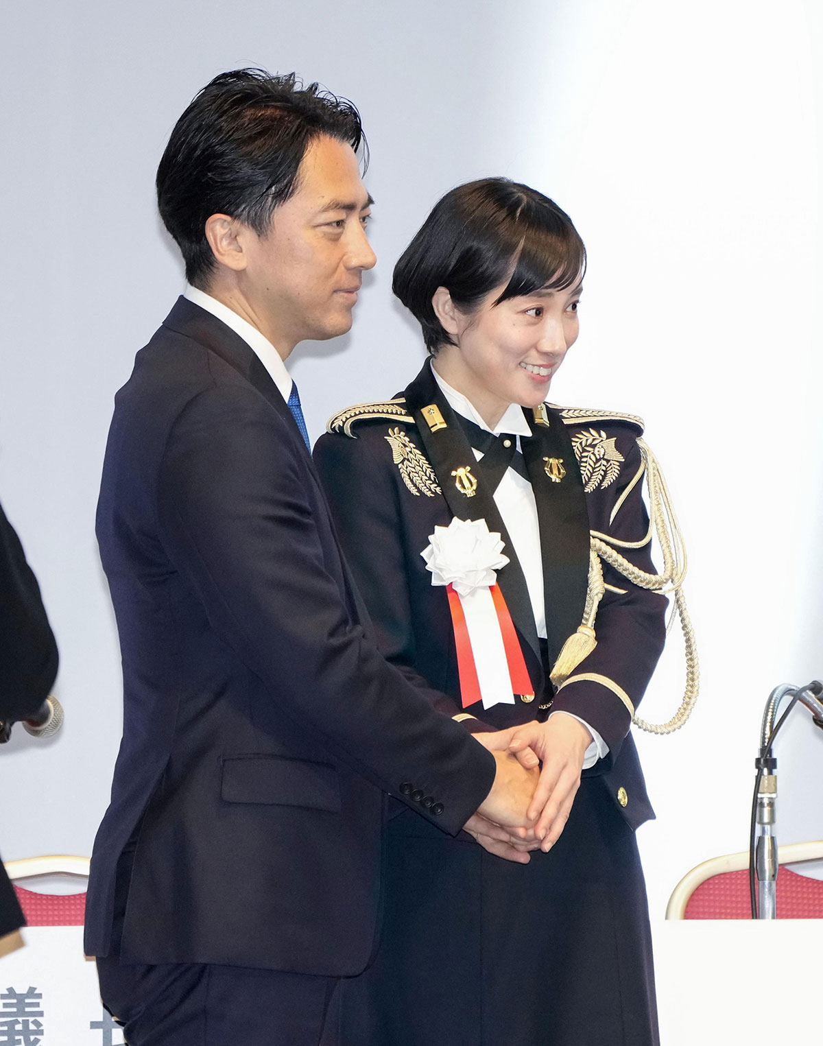 第93回自民党大会を終え、国歌斉唱を務めた陸上自衛隊中央音楽隊の鶫真衣3等陸曹（右）と握手する小泉進次郎防衛相（写真・共同通信）