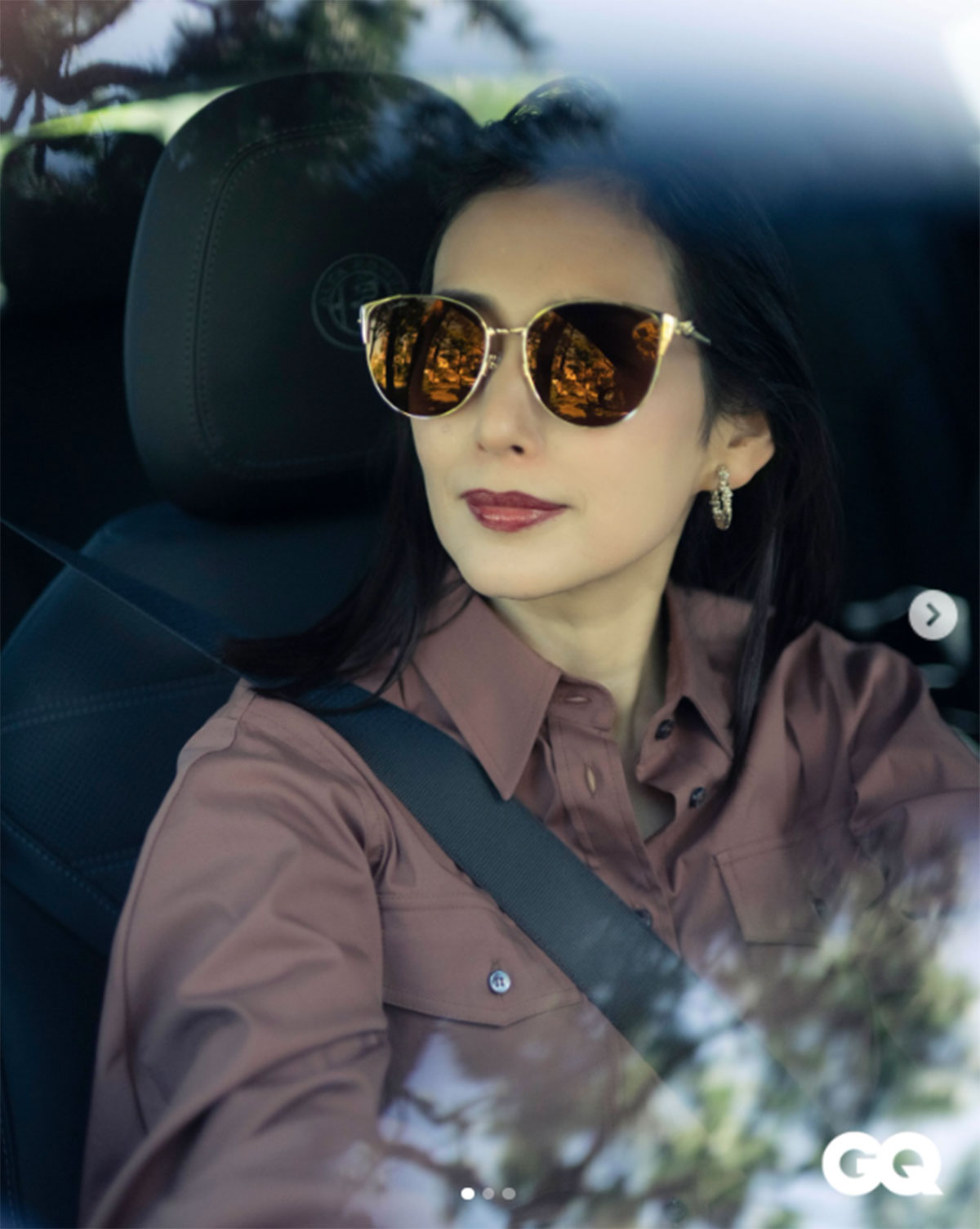 雑誌『GQ JAPAN』の撮影ショットで、薄幸なイメージを覆すラグジュアリーな一面を見せた木村多江（画像・木村多江のInstagram「taekimura_official」より）